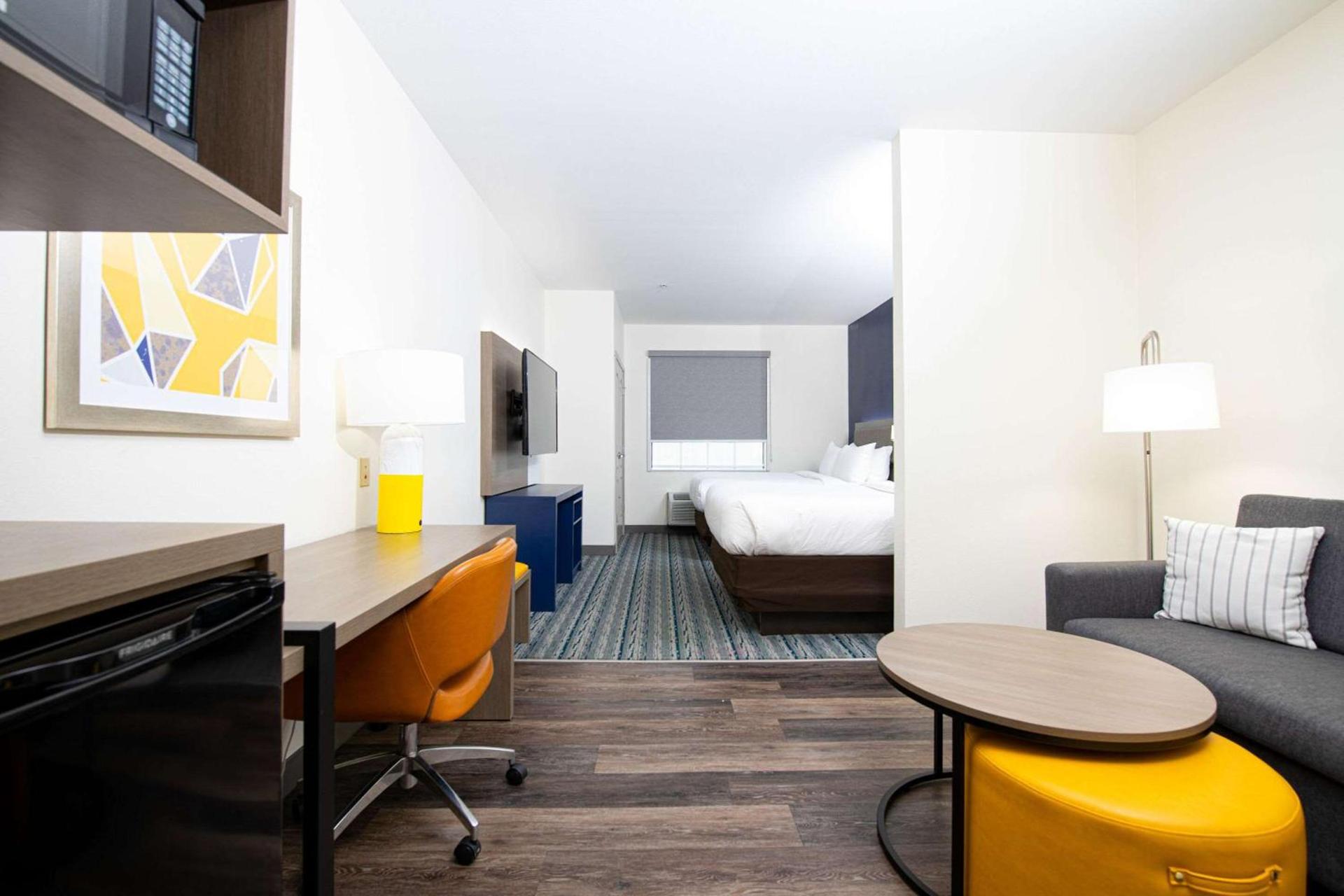 Comfort Suites Oil Center photo 29