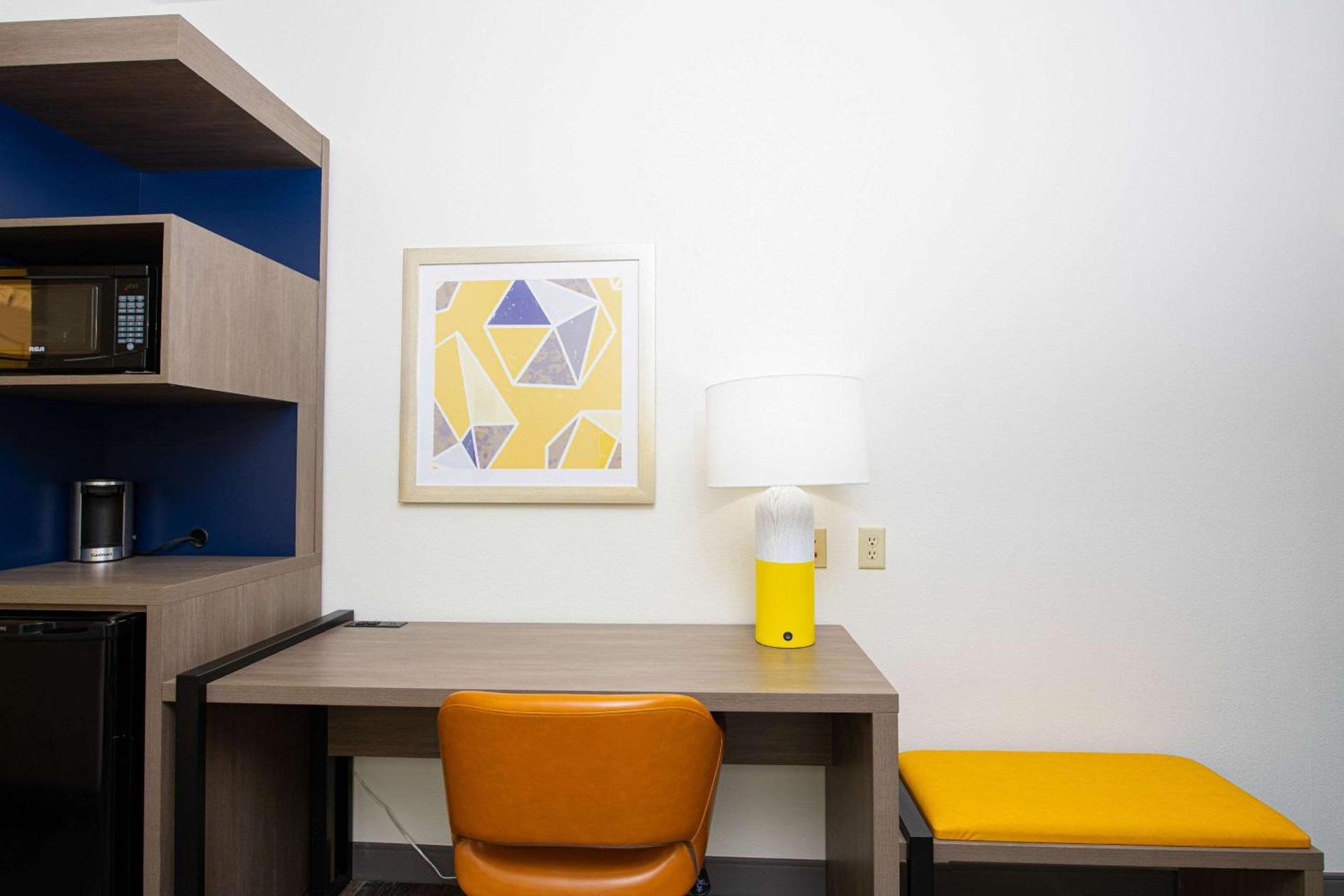 Comfort Suites Oil Center photo 4