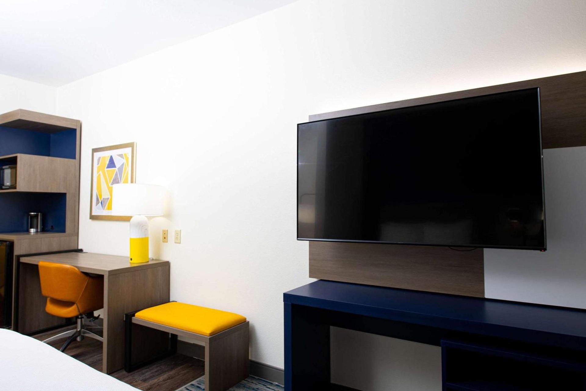 Comfort Suites Oil Center photo 5