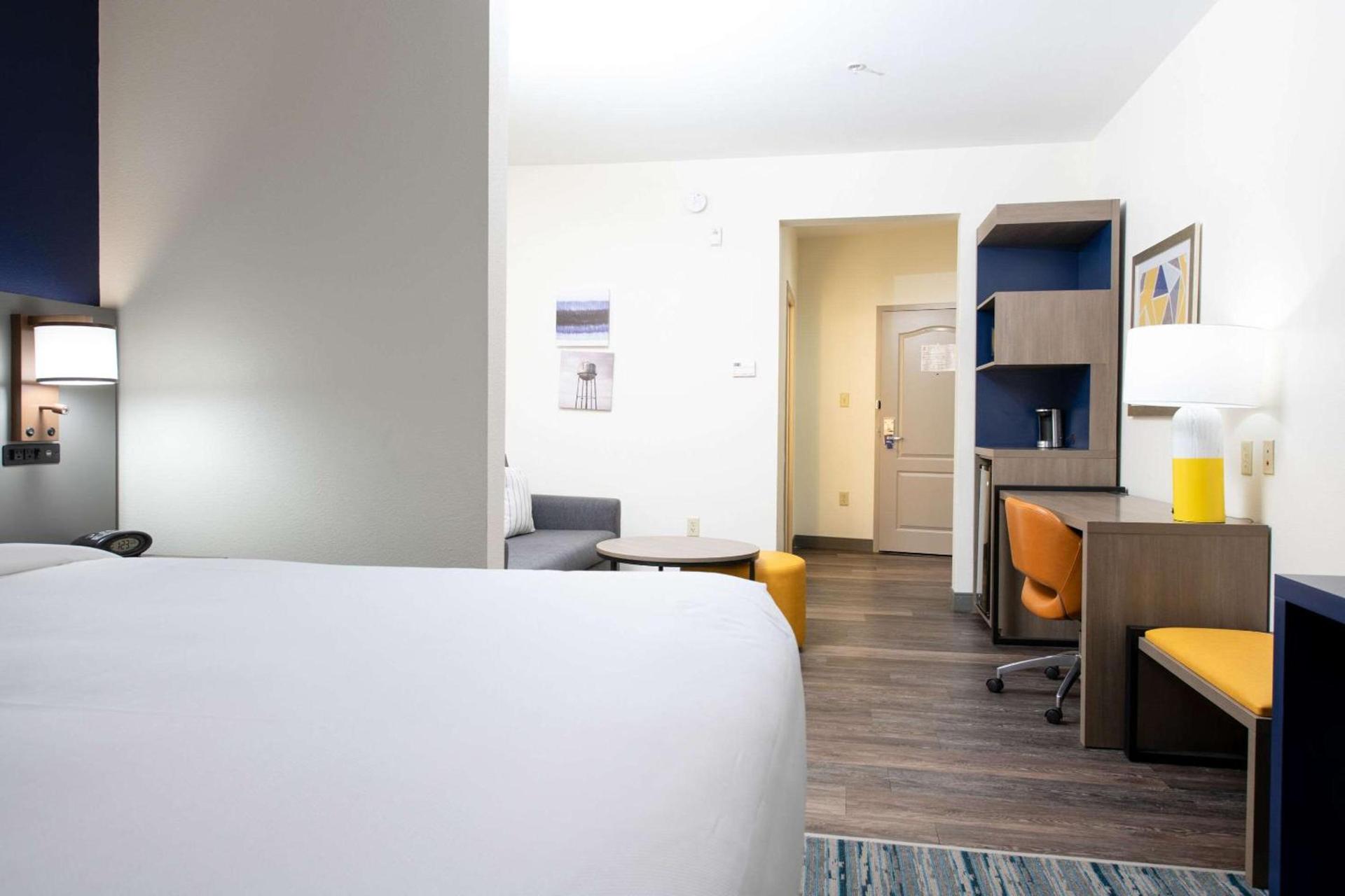 Comfort Suites Oil Center photo 8