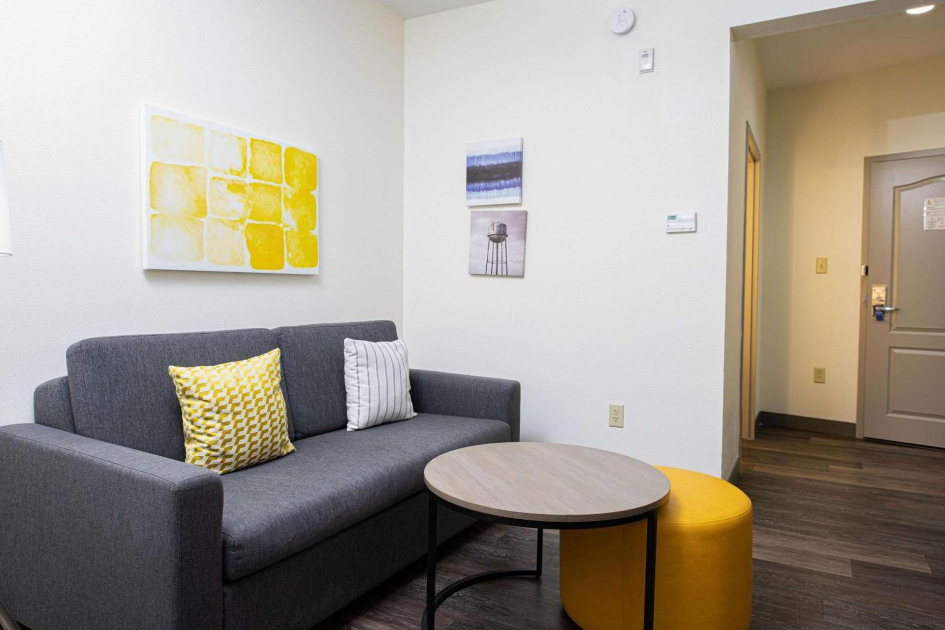 Comfort Suites Oil Center photo 9