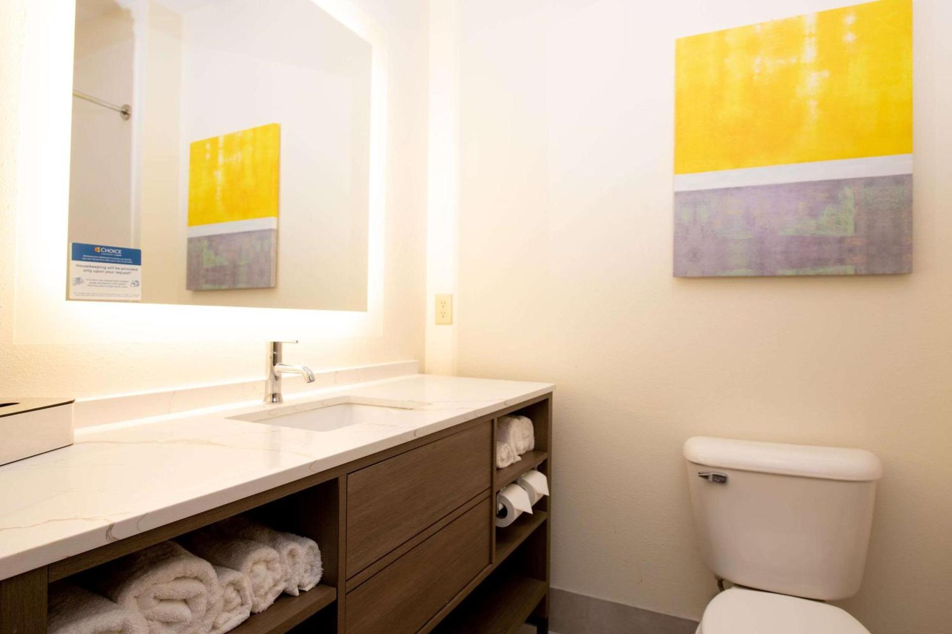 Comfort Suites Oil Center photo 10