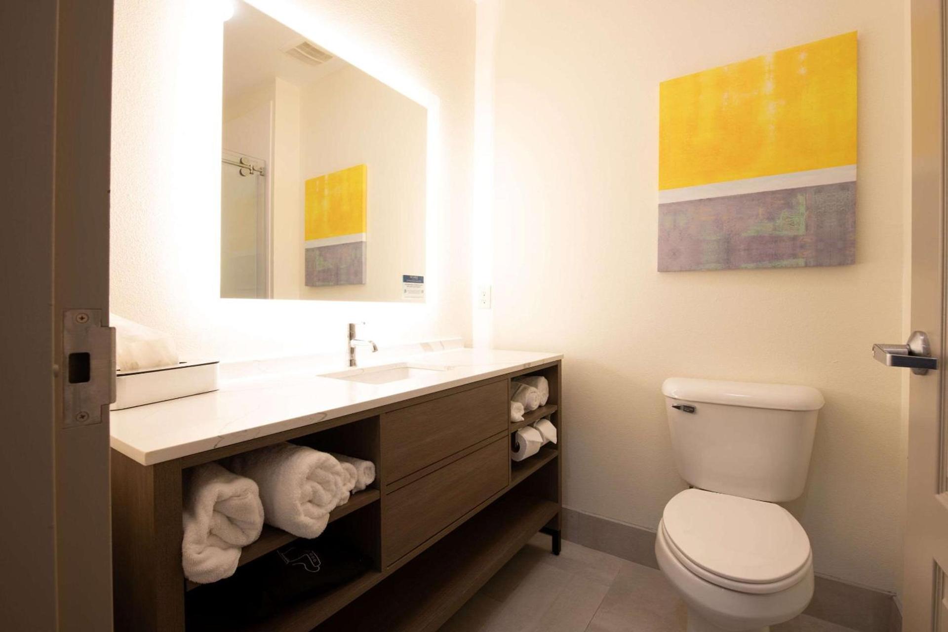 Comfort Suites Oil Center photo 12