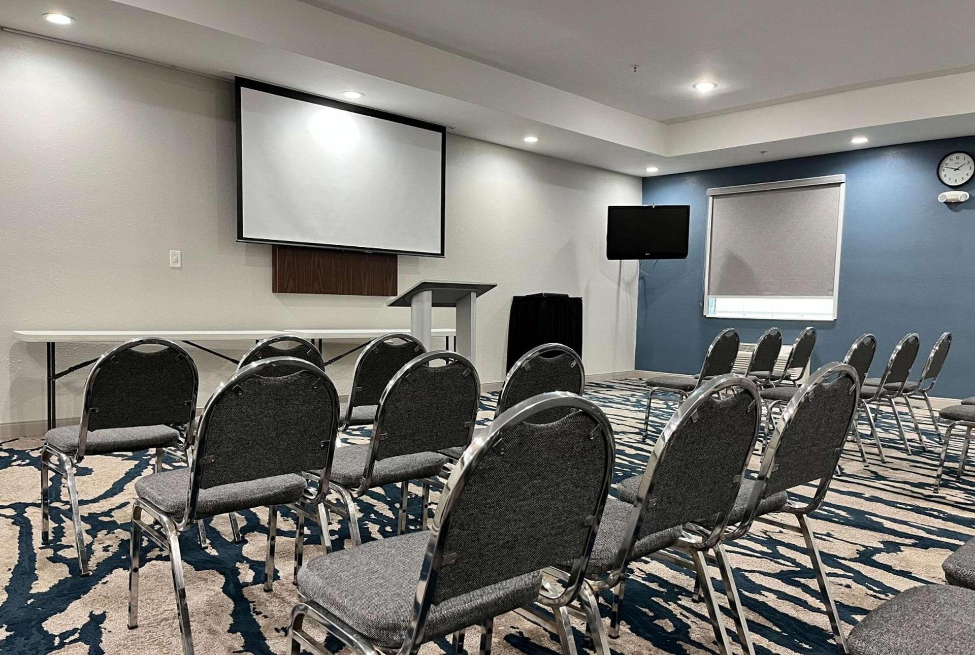 Comfort Suites Oil Center photo 21