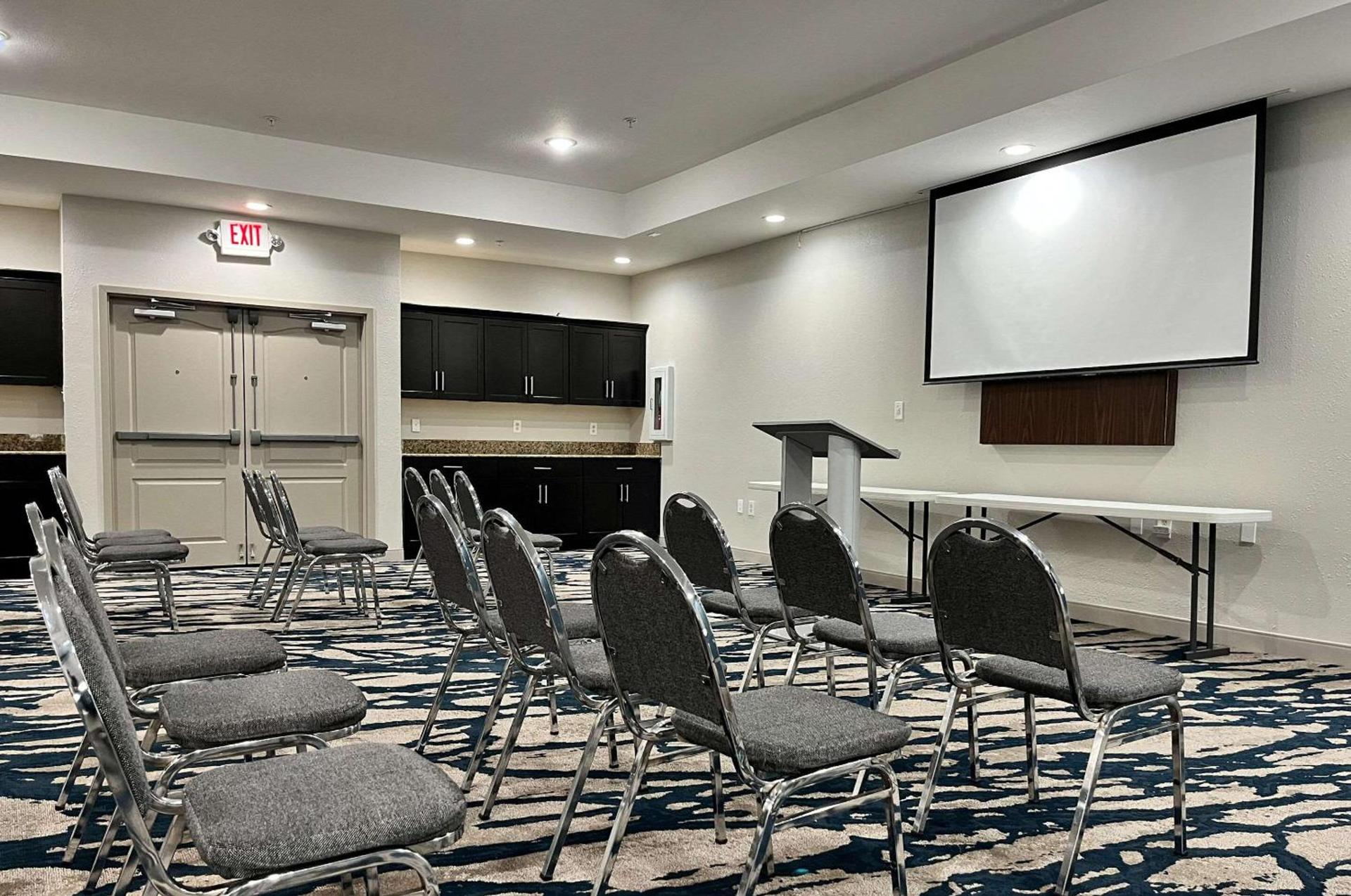 Comfort Suites Oil Center photo 20