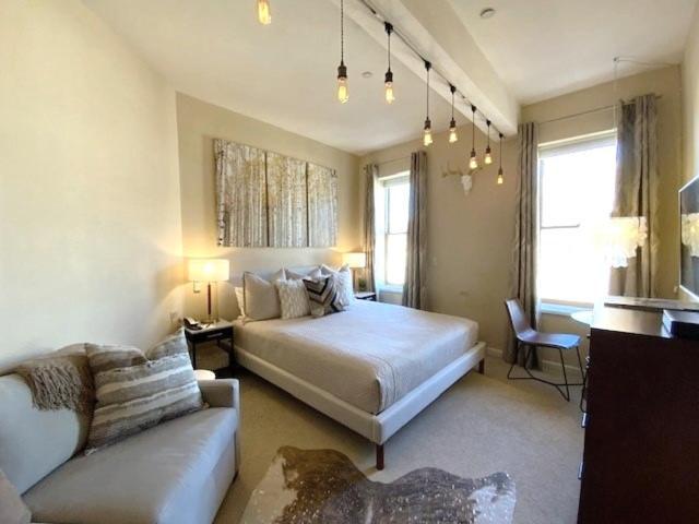 Independence Square 304, Stylish Hotel Room with Downtown Views & Great Location photo 12