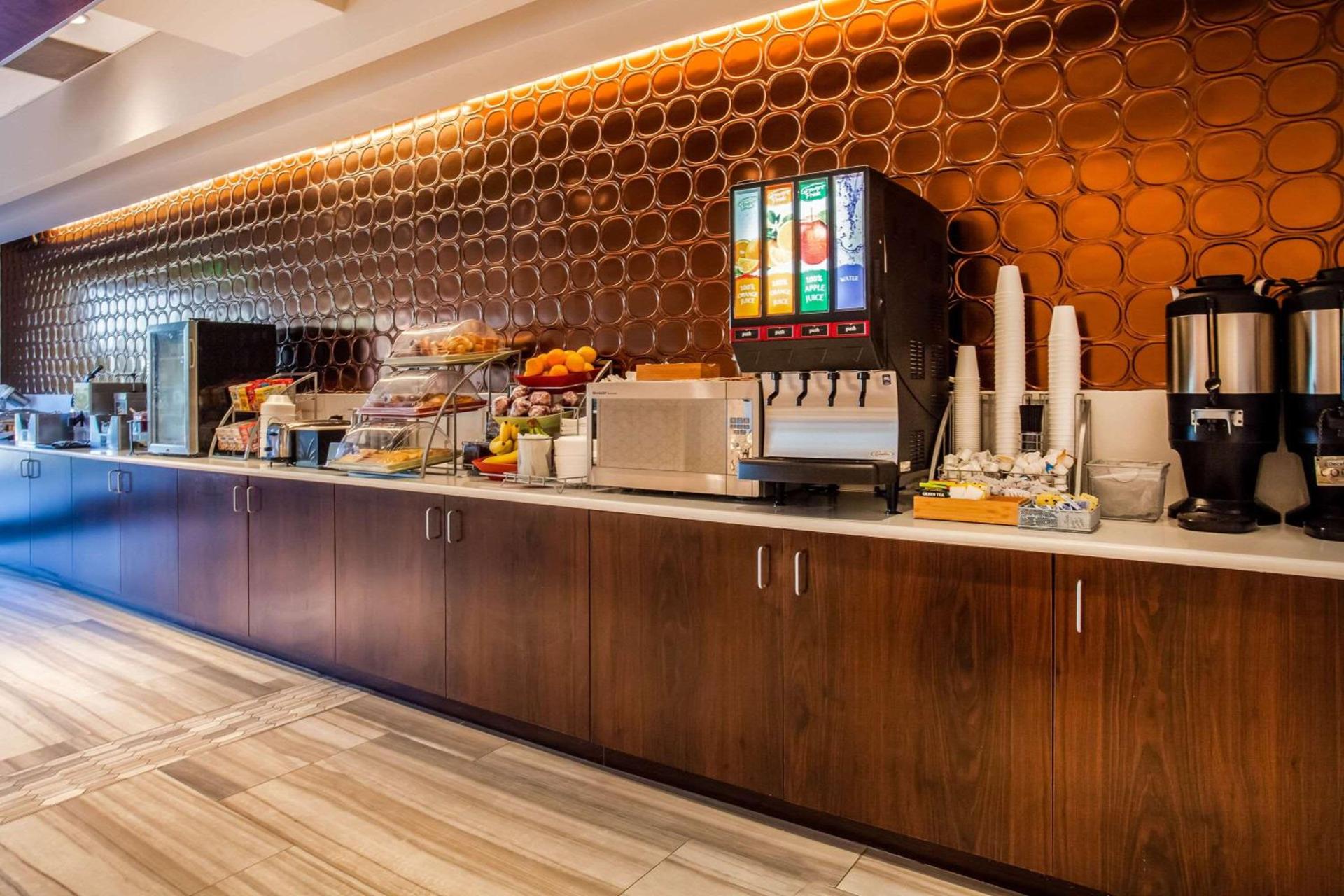 Wingate By Wyndham - Orlando International Airport- Free Hot Breakfast photo 11