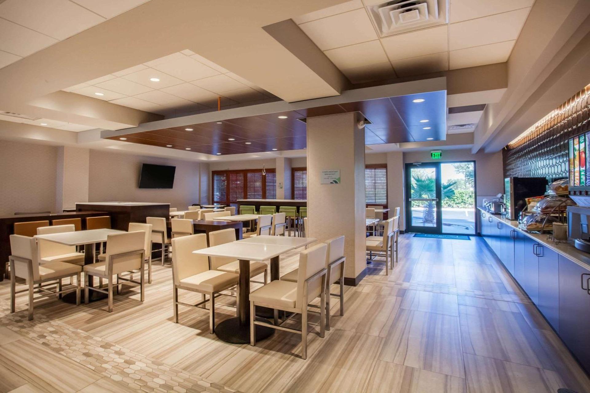 Wingate By Wyndham - Orlando International Airport- Free Hot Breakfast photo 12