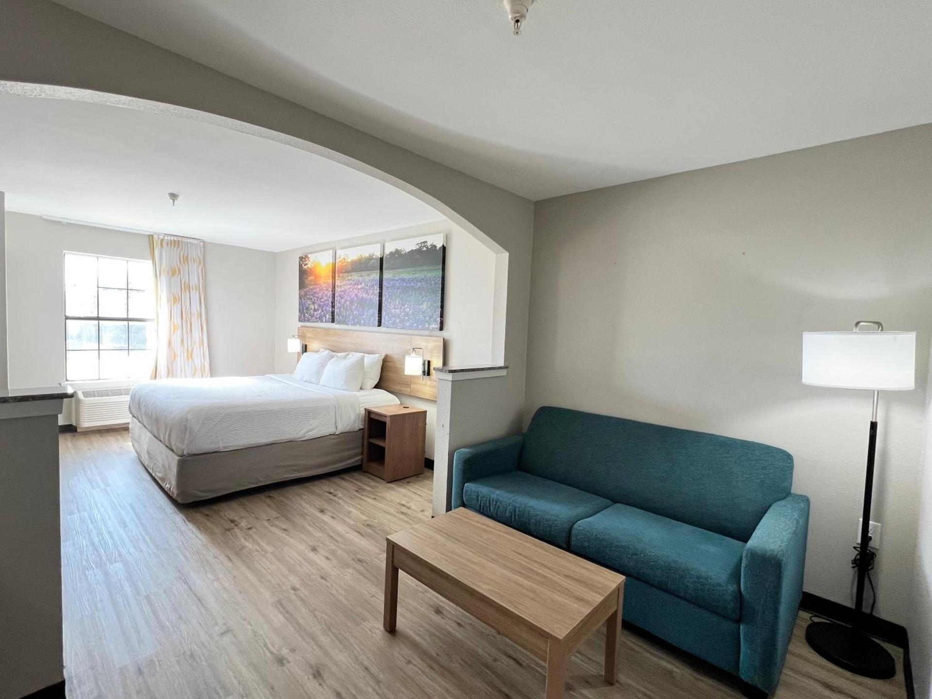 Days Inn by Wyndham Dallas Plano photo 4