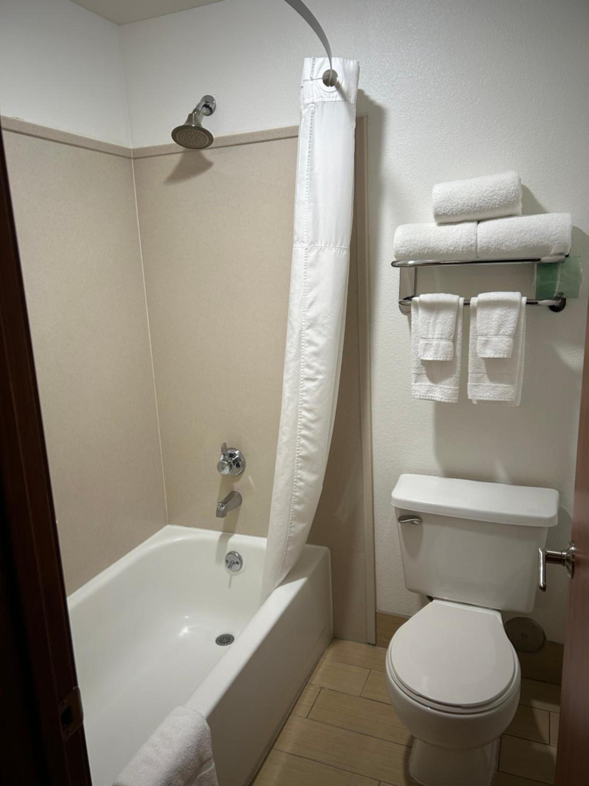 Country Inn & Suites by Radisson, Delta Park North Portland photo 50
