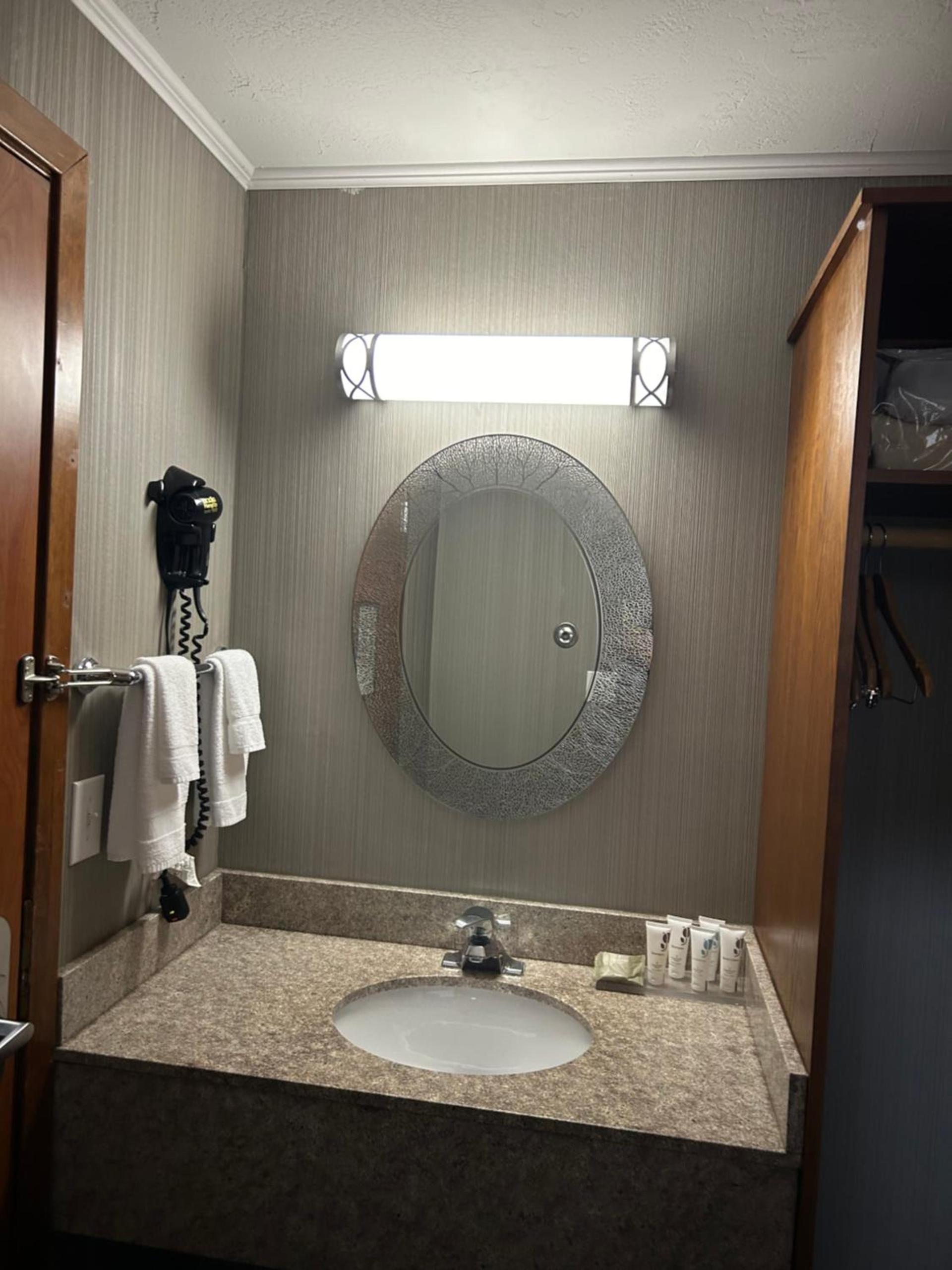 Country Inn & Suites by Radisson, Delta Park North Portland photo 52