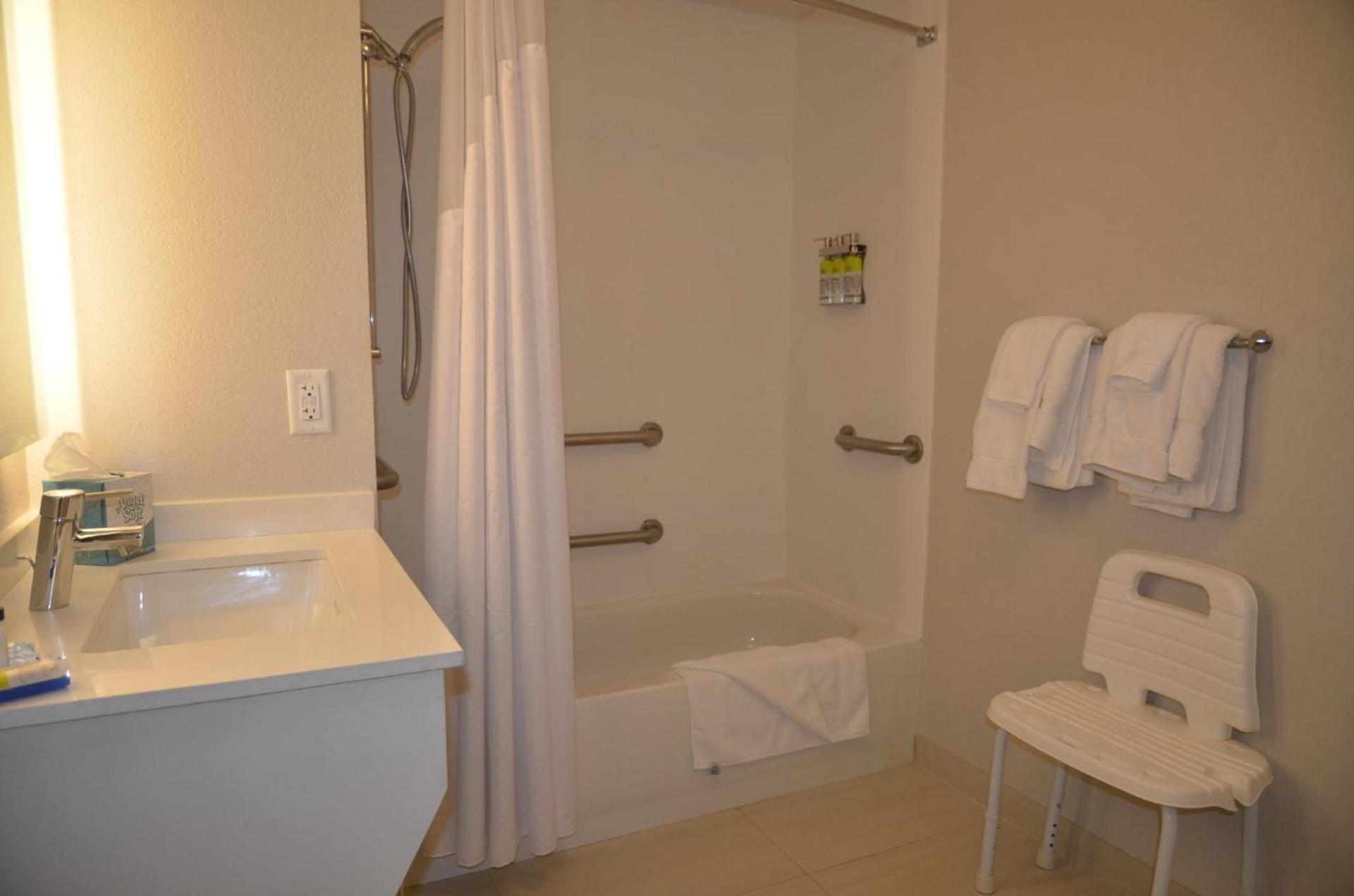 Holiday Inn Express & Suites Rochester by IHG photo 51