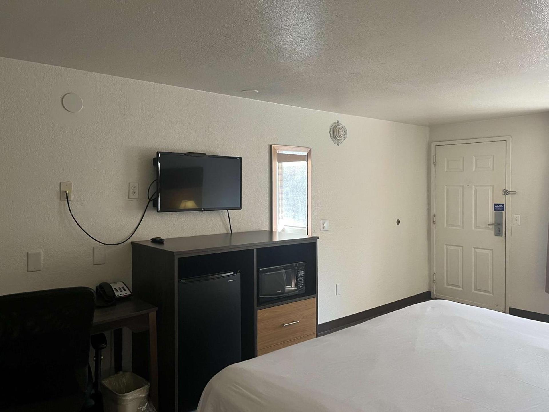 Motel 6 Cross Lanes, WV Goff Mountain Rd photo 10