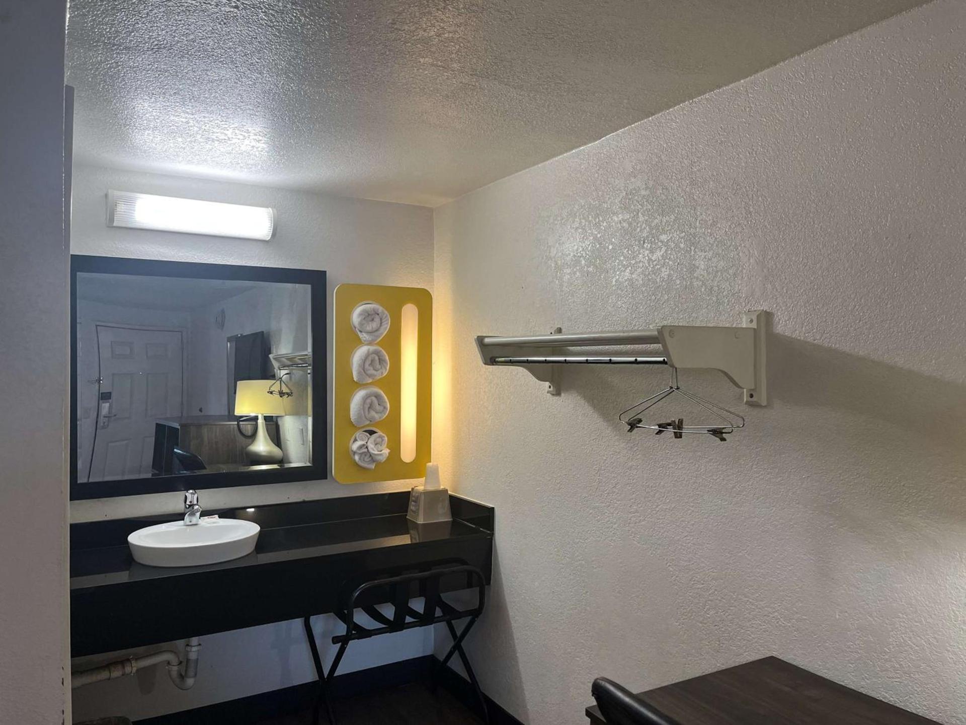 Motel 6 Cross Lanes, WV Goff Mountain Rd photo 13