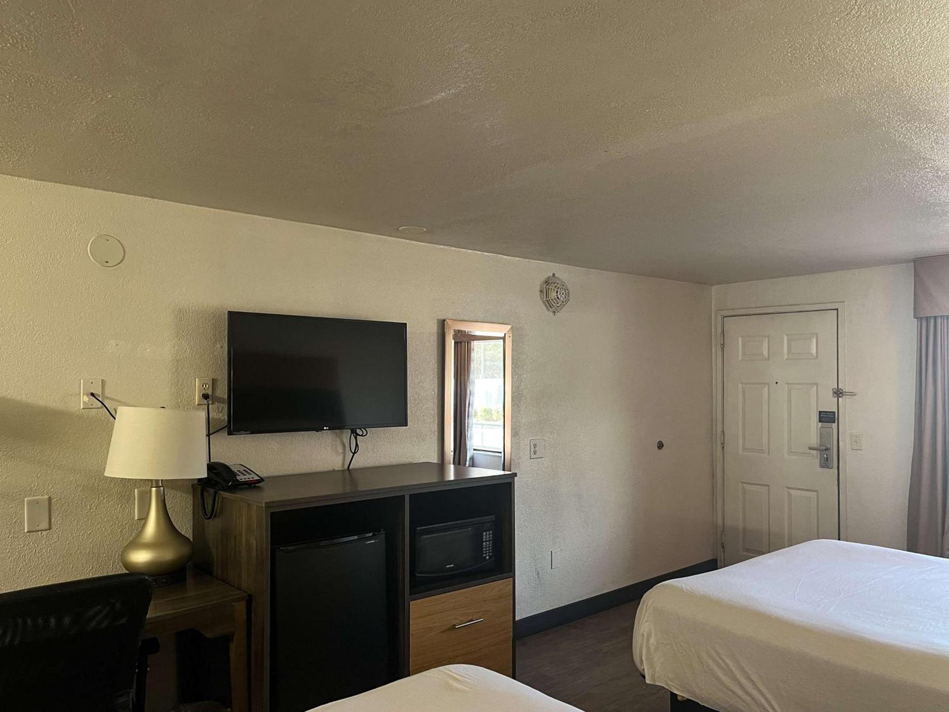 Motel 6 Cross Lanes, WV Goff Mountain Rd photo 3