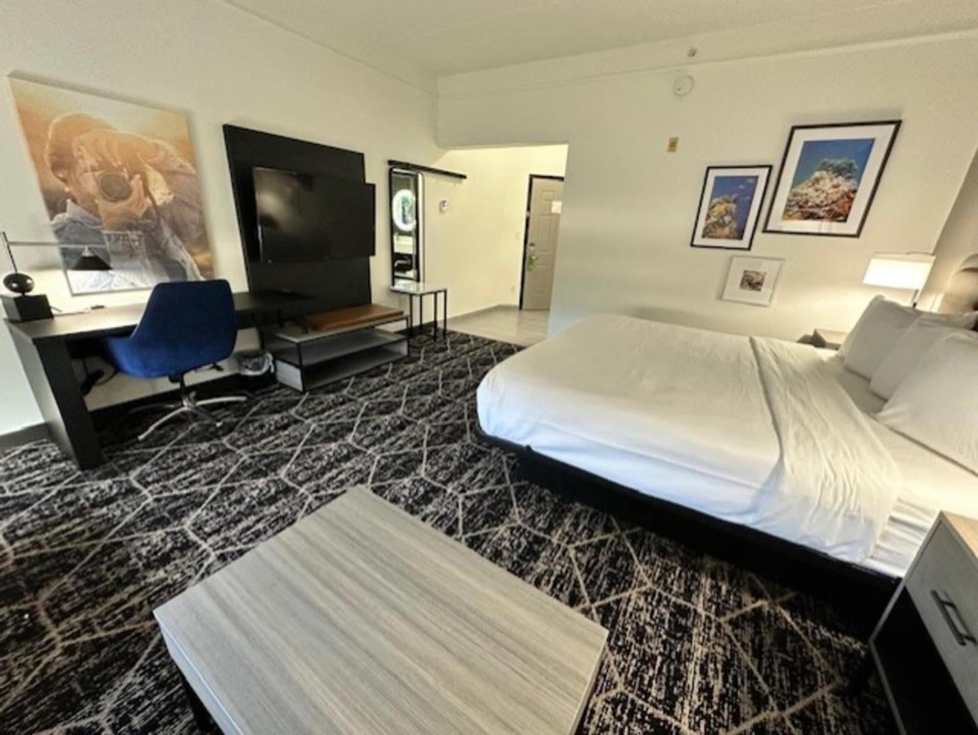 La Quinta Inn & Suites by Wyndham Houston Bush IAH South photo 20