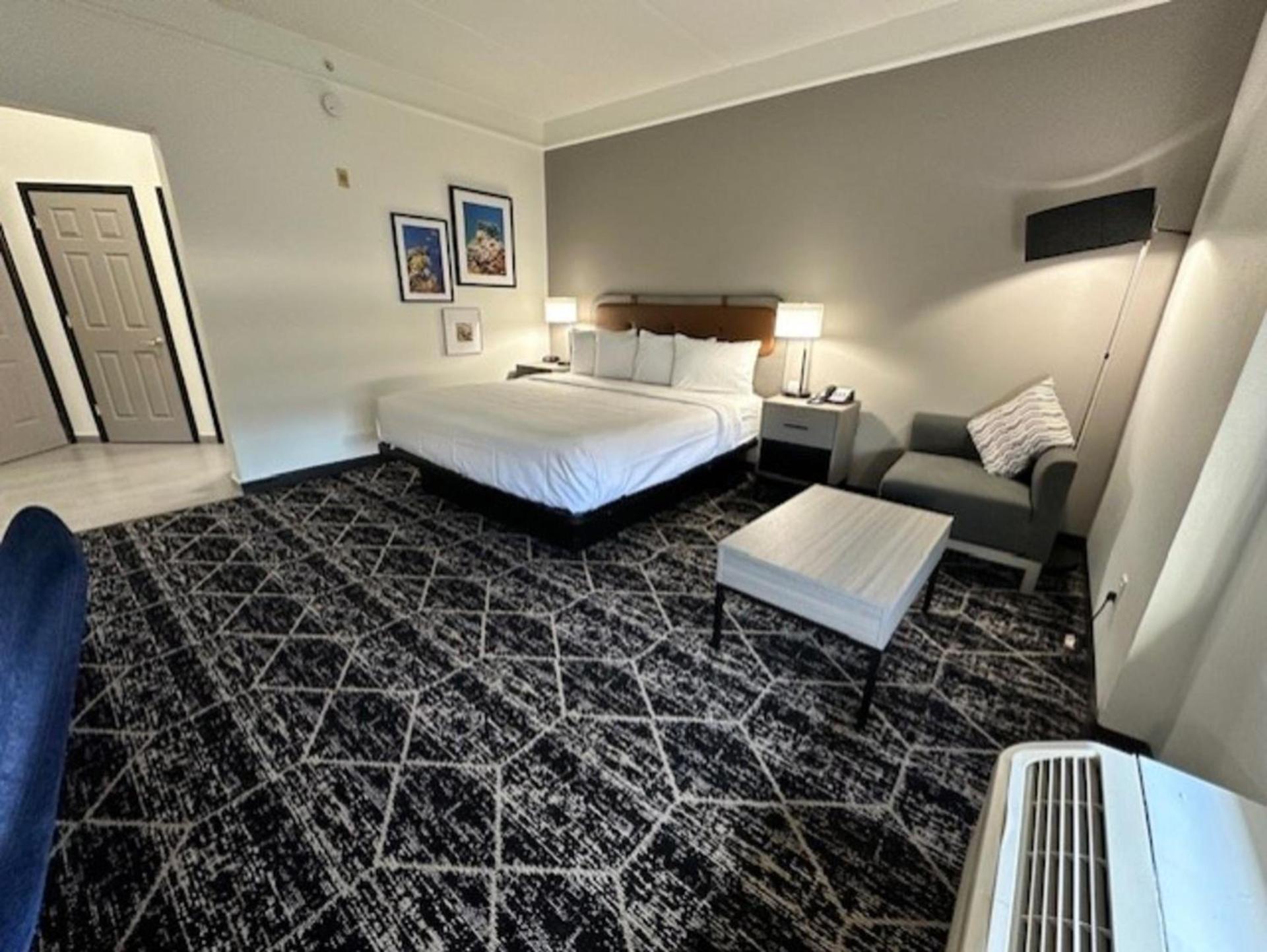 La Quinta Inn & Suites by Wyndham Houston Bush IAH South photo 19