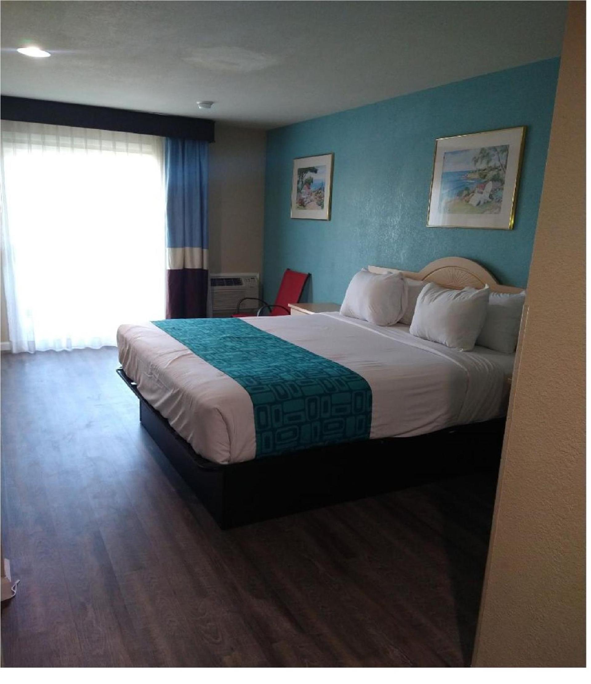 Howard Johnson by Wyndham Santa Cruz photo 16