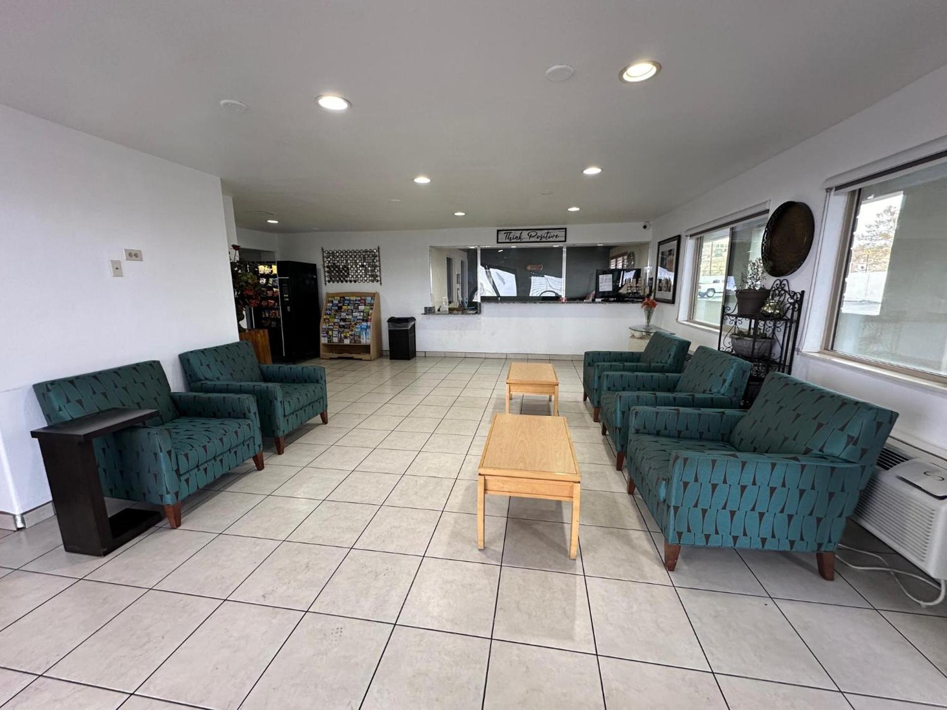 Desert Sands Inn & Suites photo 5