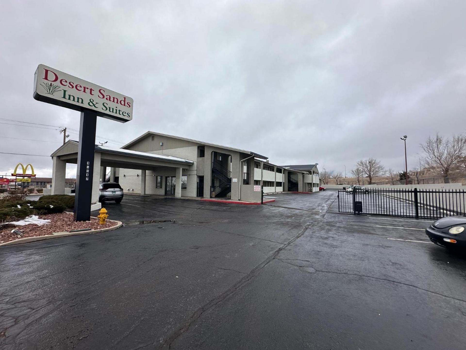 Desert Sands Inn & Suites photo 1