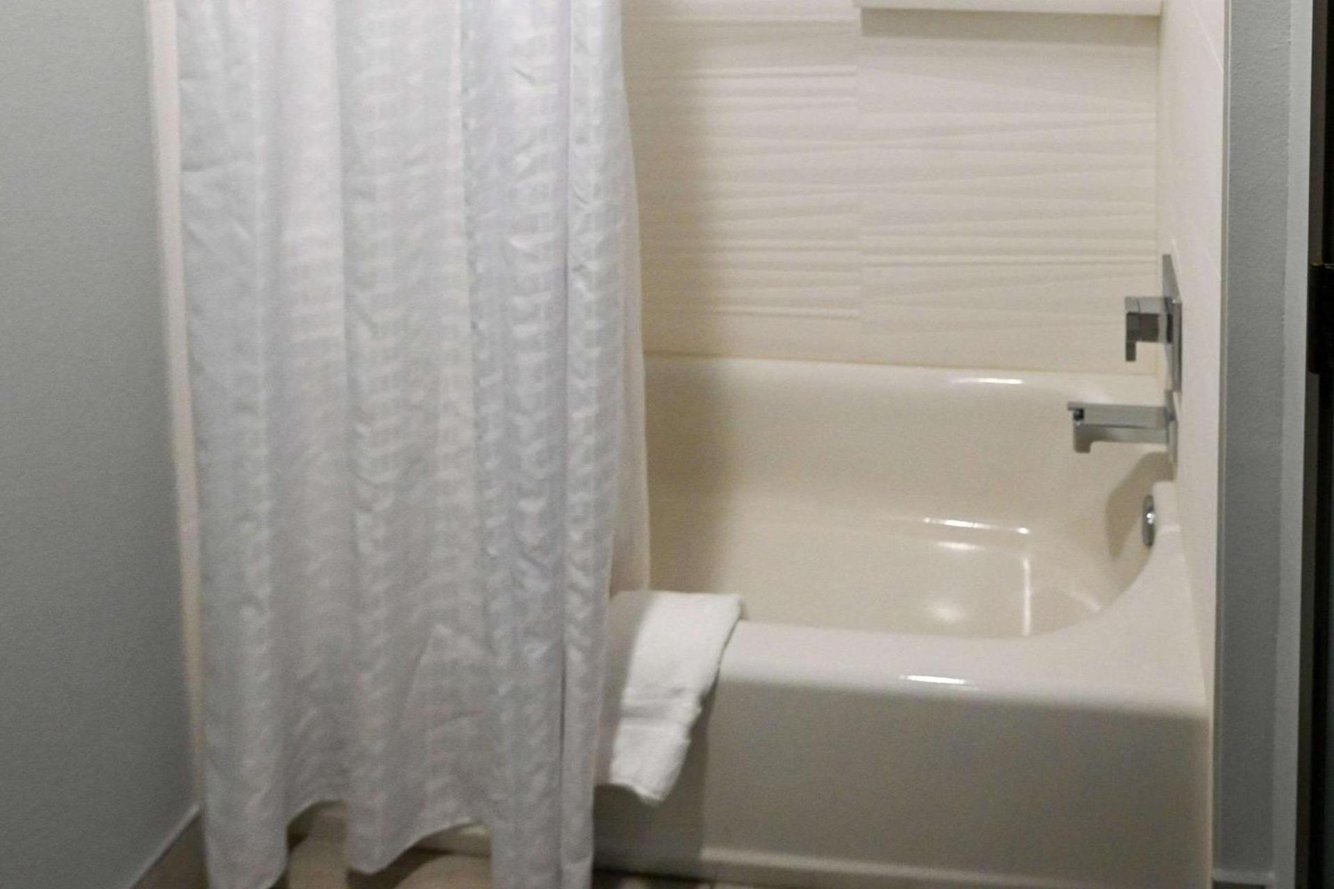 Edgewater Inn and Suites, an Ascend Collection Hotel photo 32
