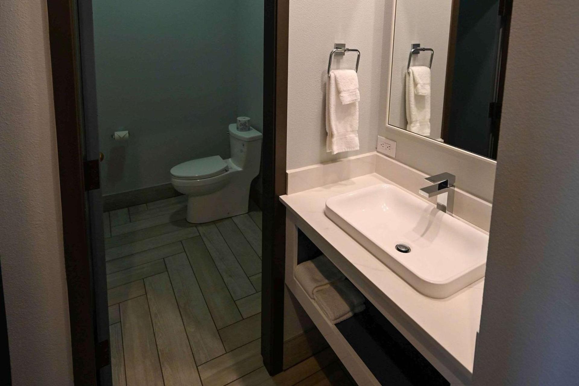 Edgewater Inn and Suites, an Ascend Collection Hotel photo 31