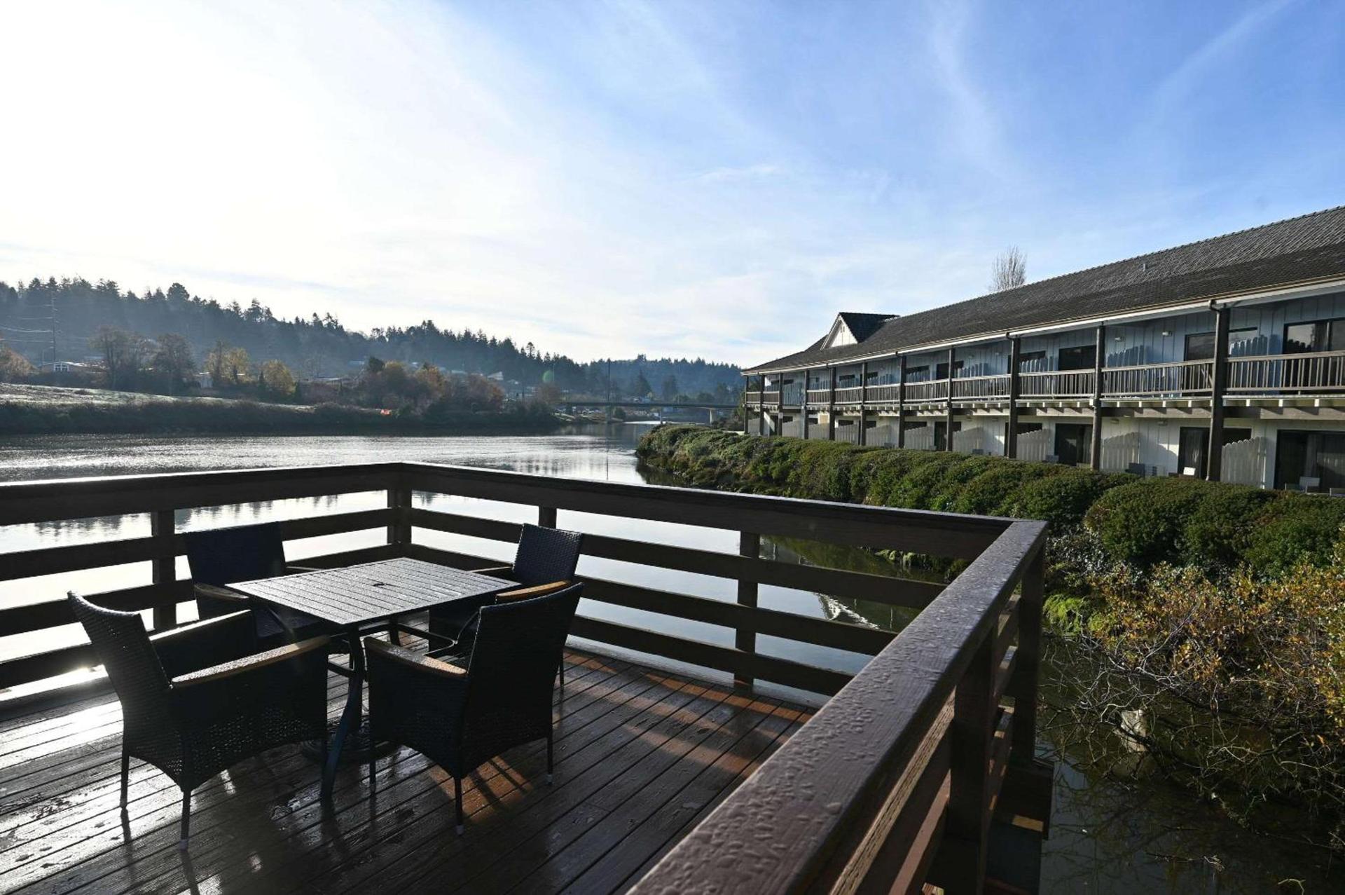 Edgewater Inn and Suites, an Ascend Collection Hotel photo 2