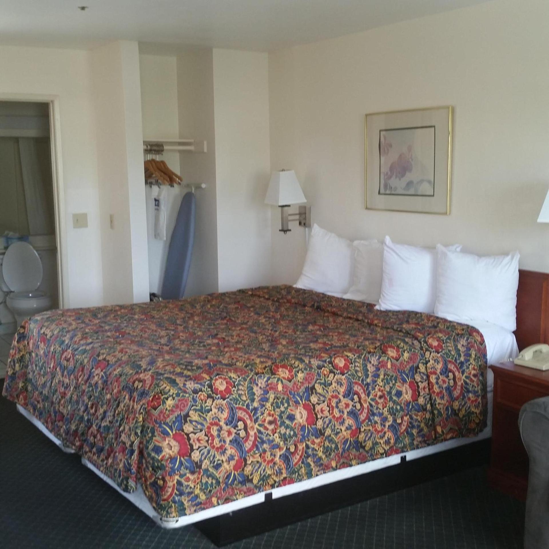 Days Inn by Wyndham Orange Anaheim photo 18