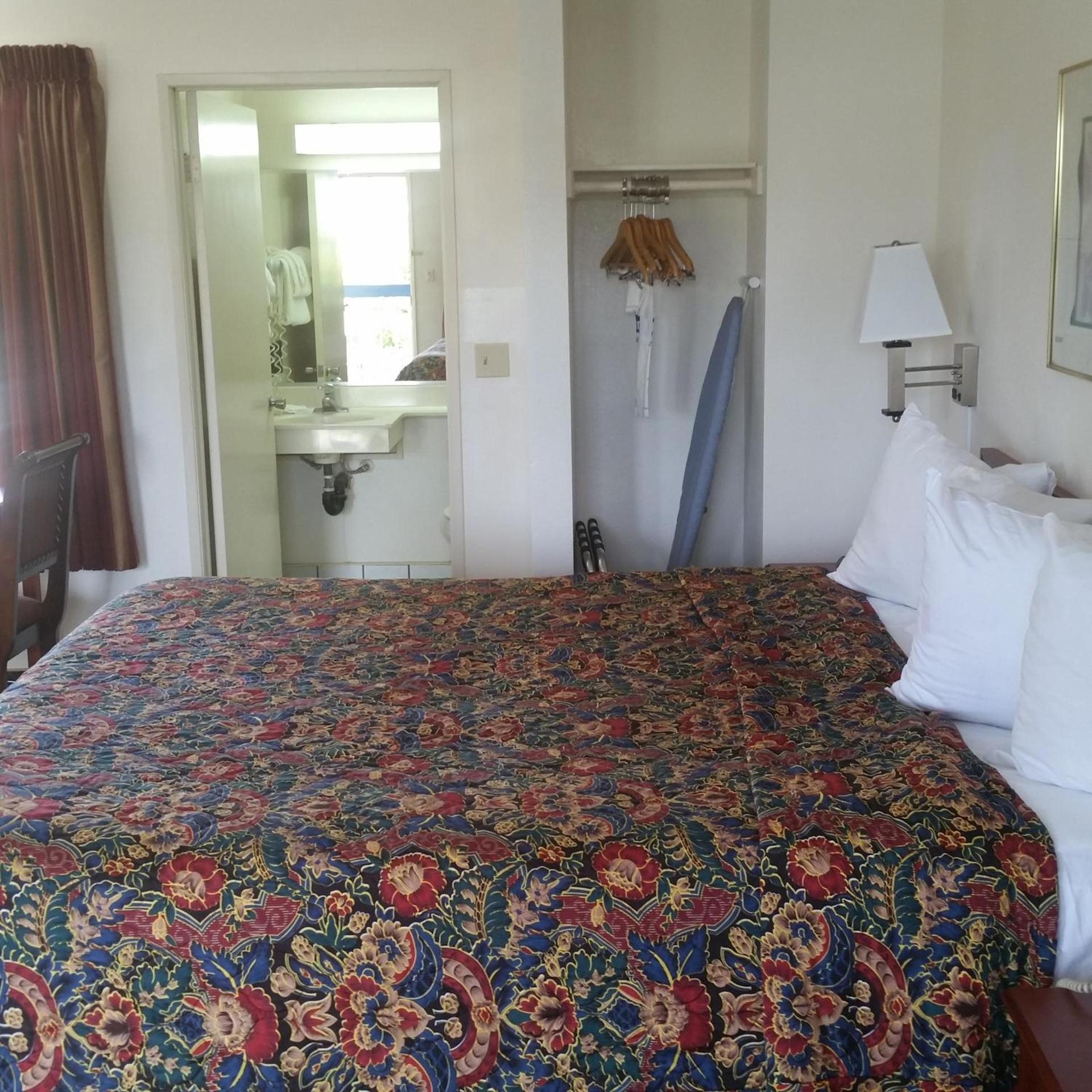 Days Inn by Wyndham Orange Anaheim photo 22