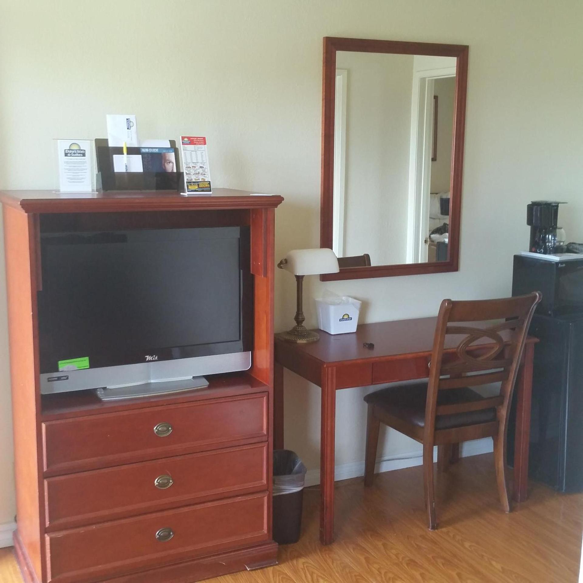 Days Inn by Wyndham Orange Anaheim photo 32
