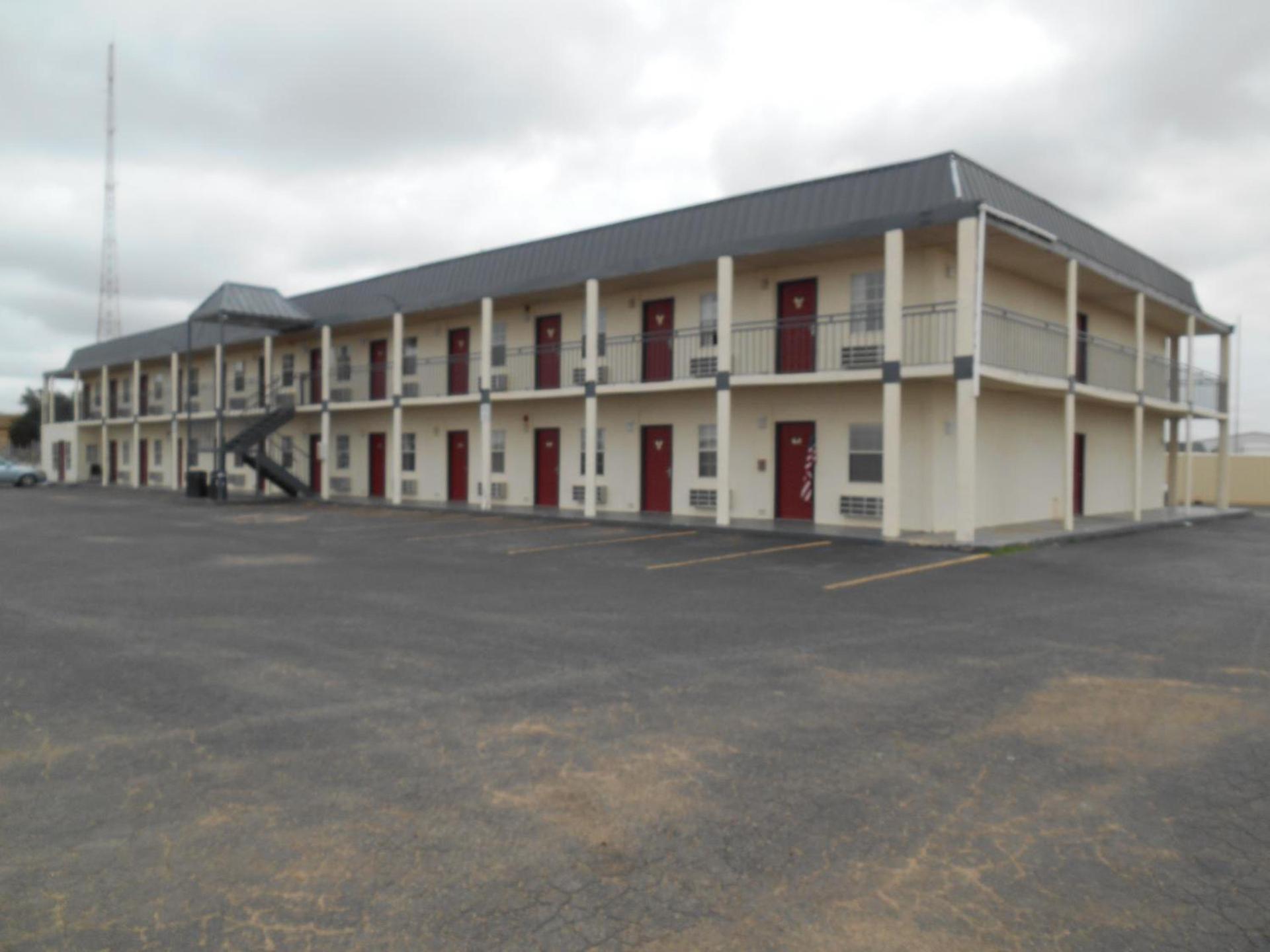 Super 7 Inn photo 5