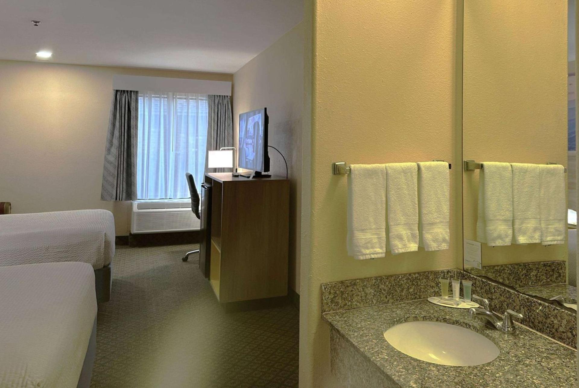 Days Inn & Suites by Wyndham Eunice photo 26