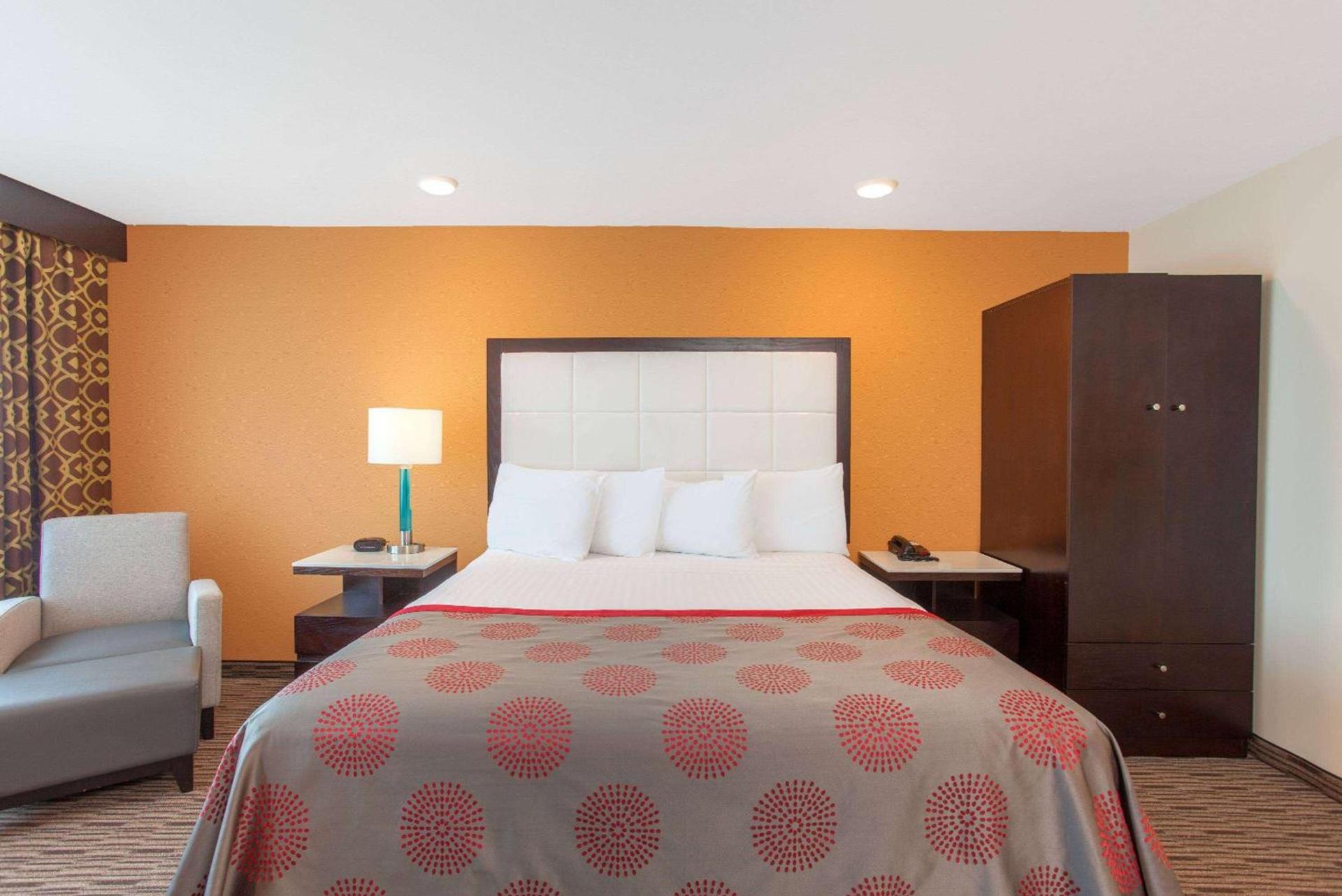 Ramada by Wyndham Culver City photo 5