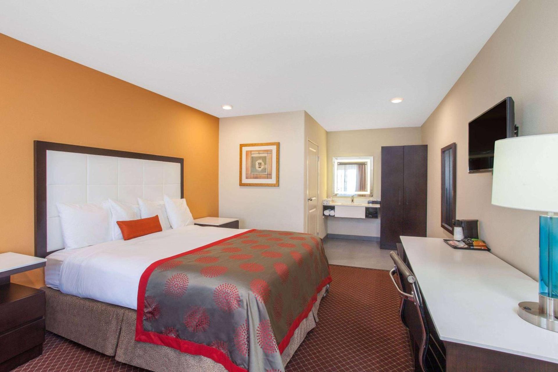 Ramada by Wyndham Culver City photo 7
