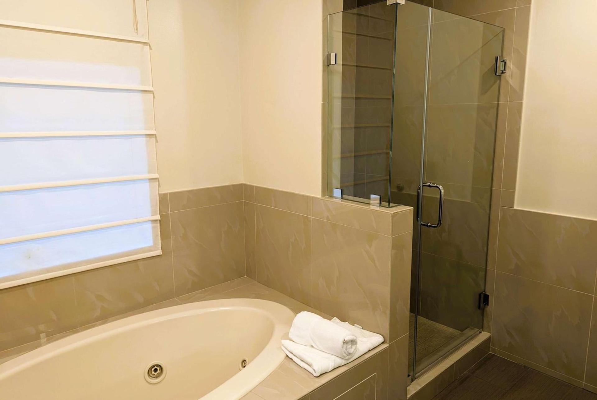 Ramada by Wyndham Culver City photo 19