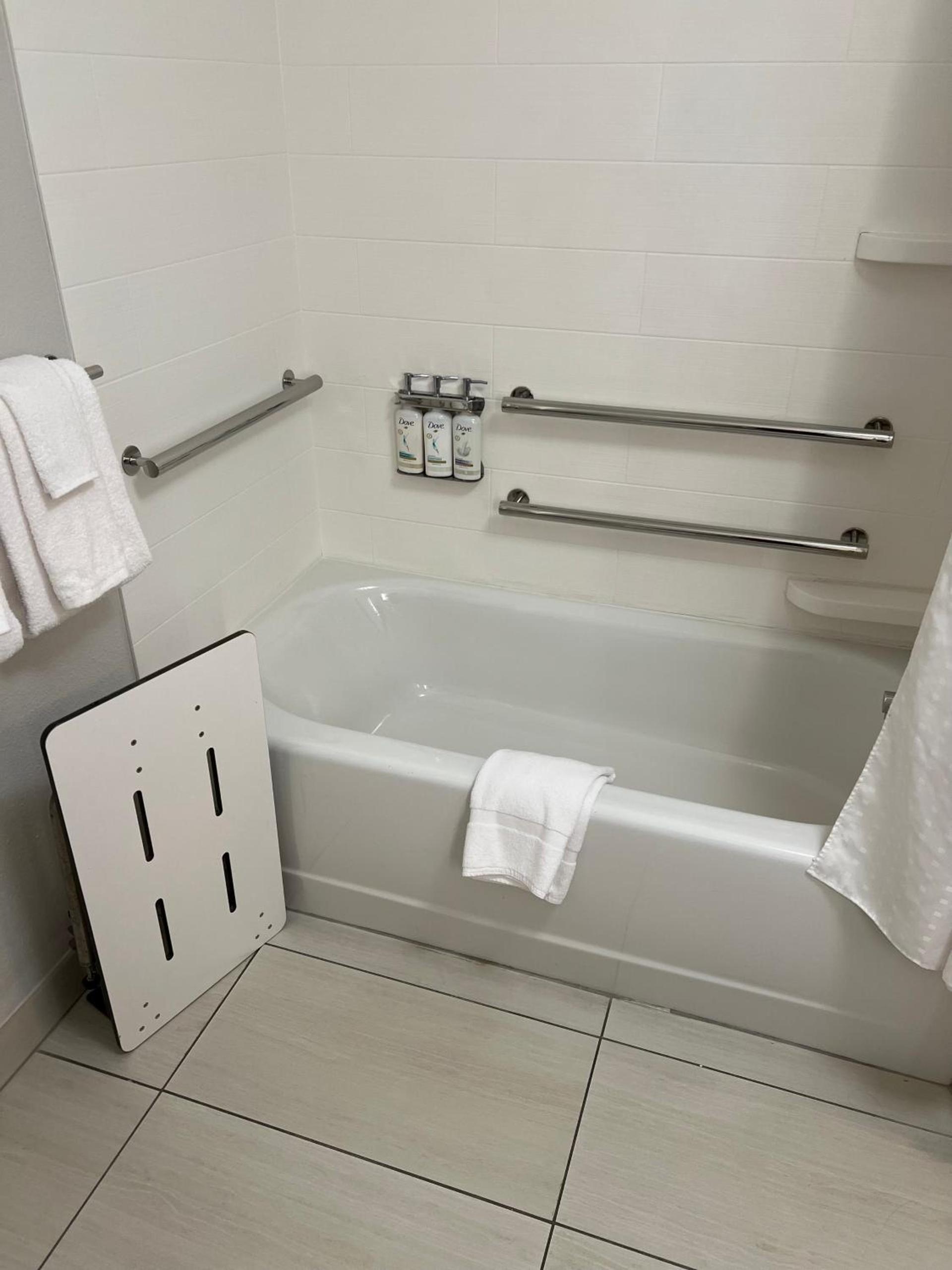 Holiday Inn Express & Suites Mobile - University Area by IHG photo 18
