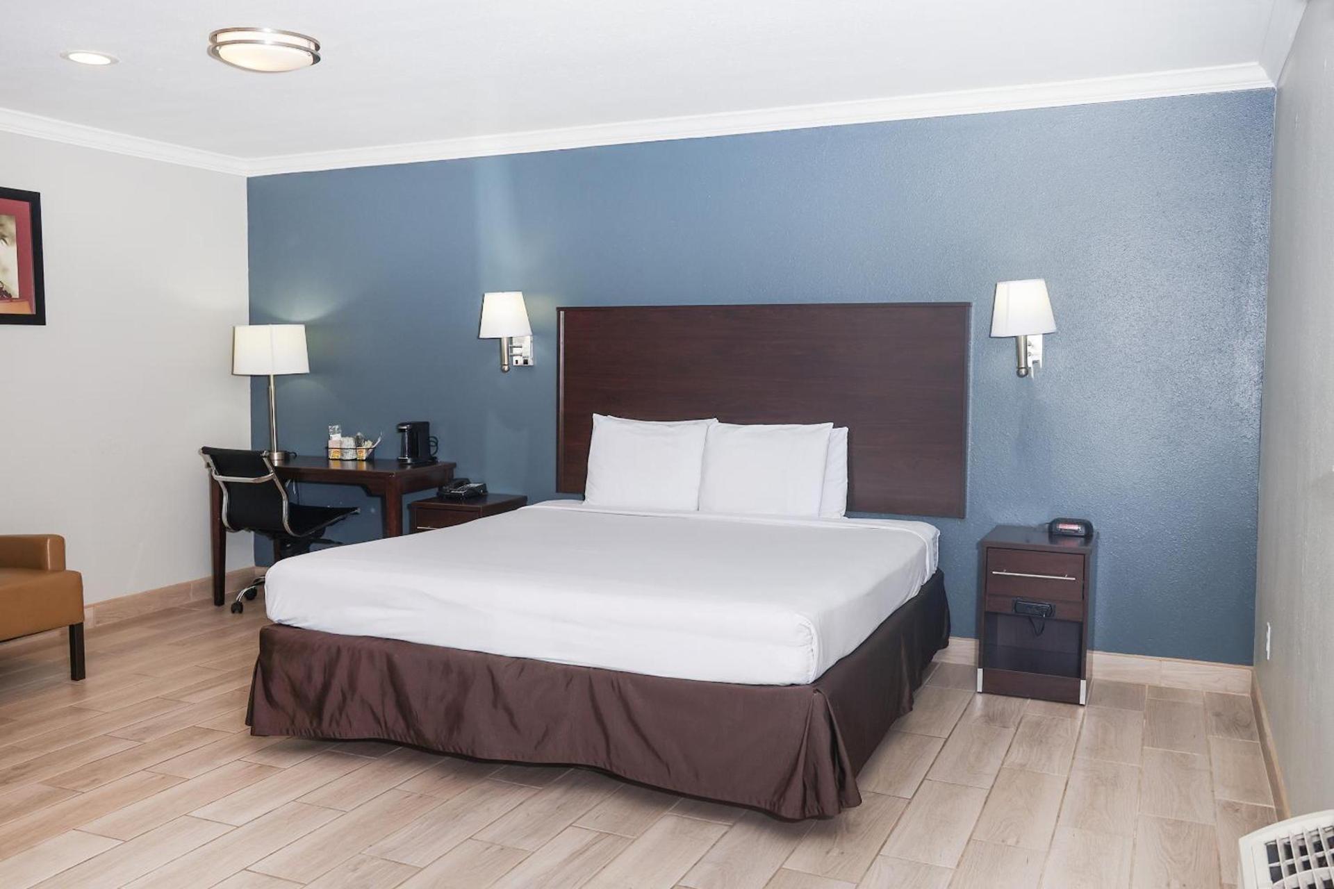 OYO Hotel McAllen Airport South photo 87