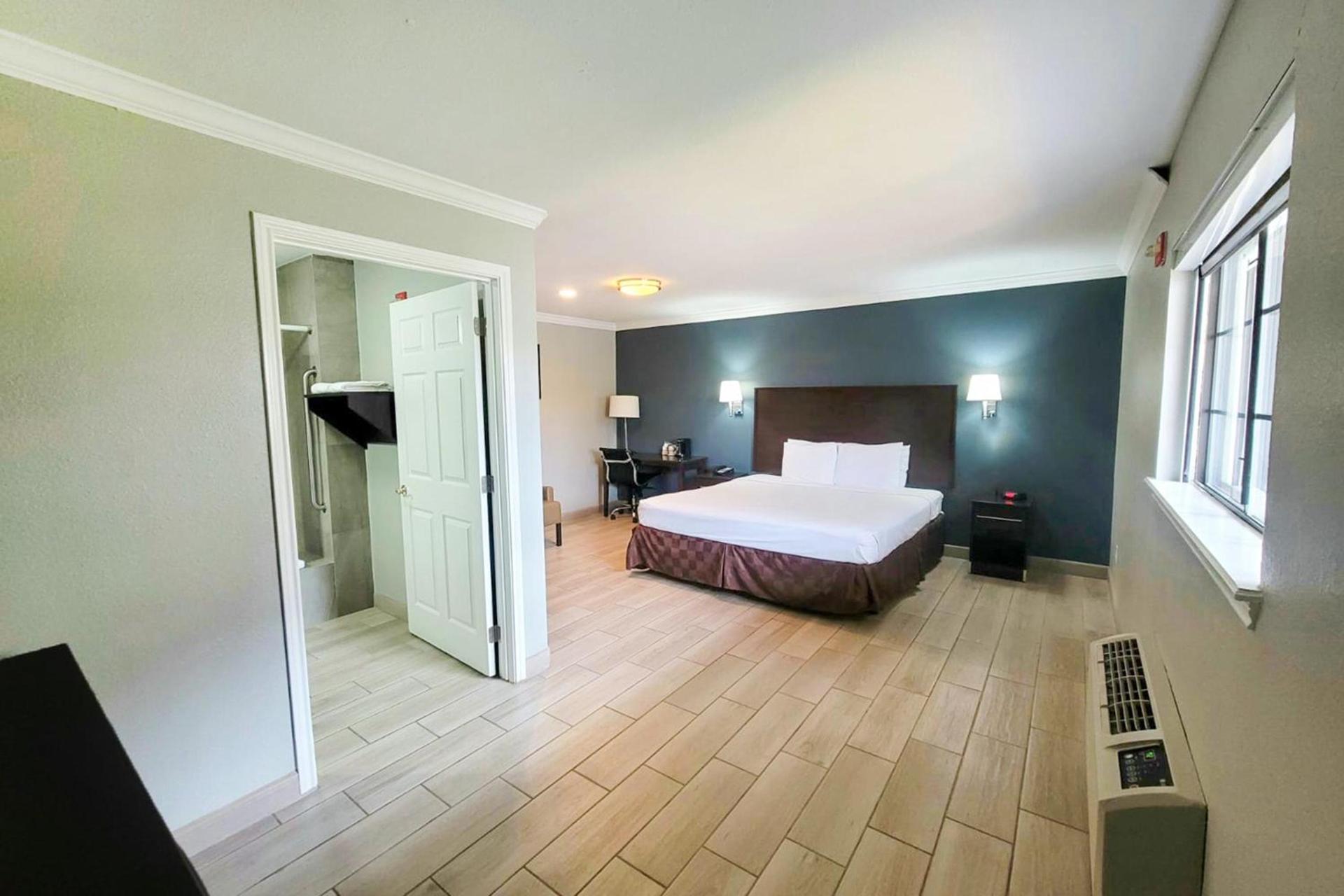 OYO Hotel McAllen Airport South photo 88