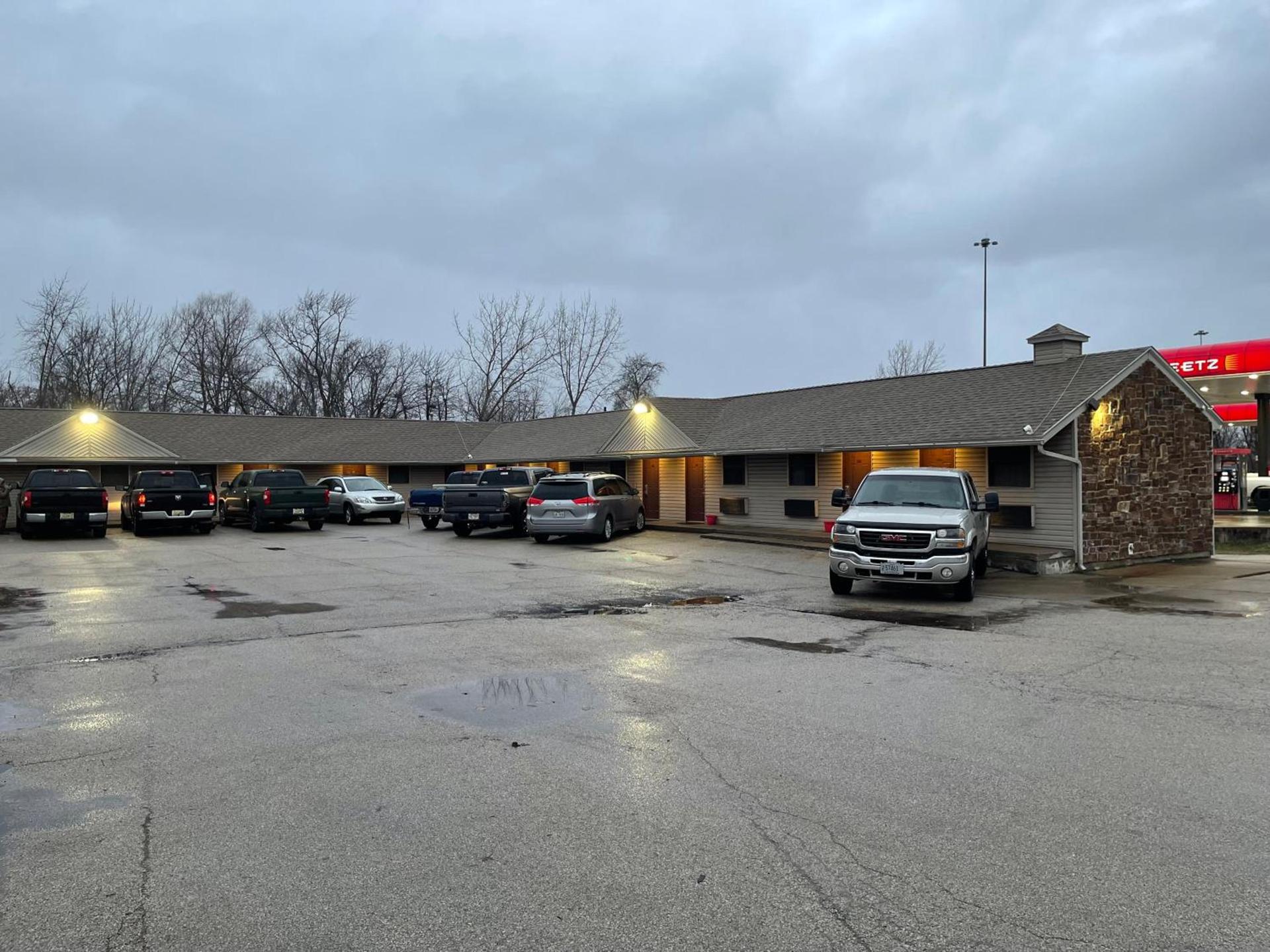 Economy Inn & Suites photo 9