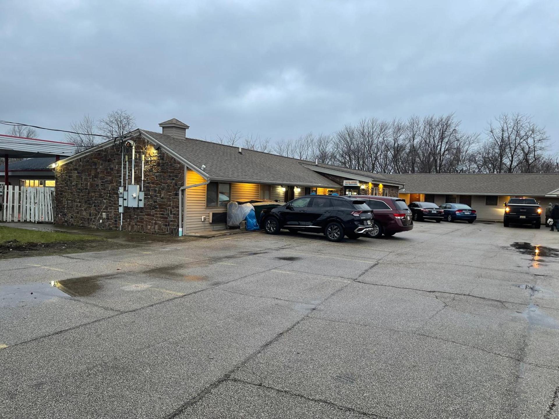 Economy Inn & Suites photo 12