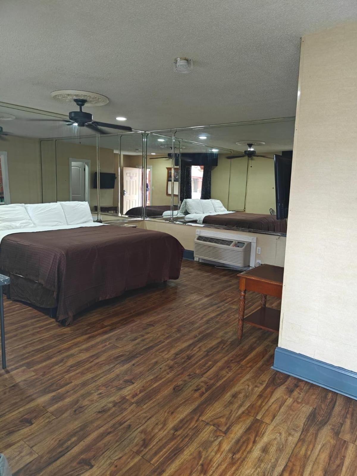Deluxe Inn - Savannah photo 9