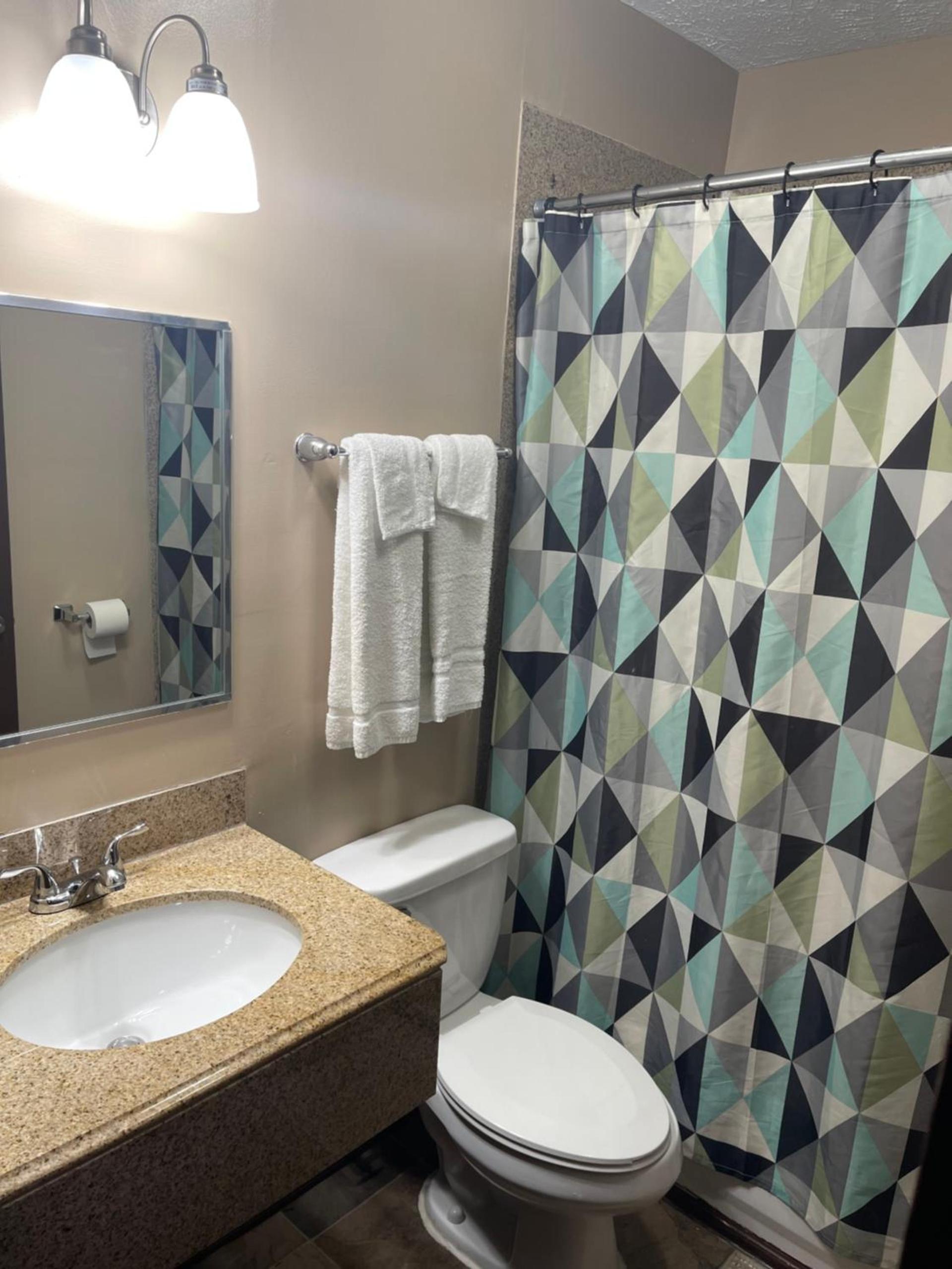 Economy Inn & Suites photo 2