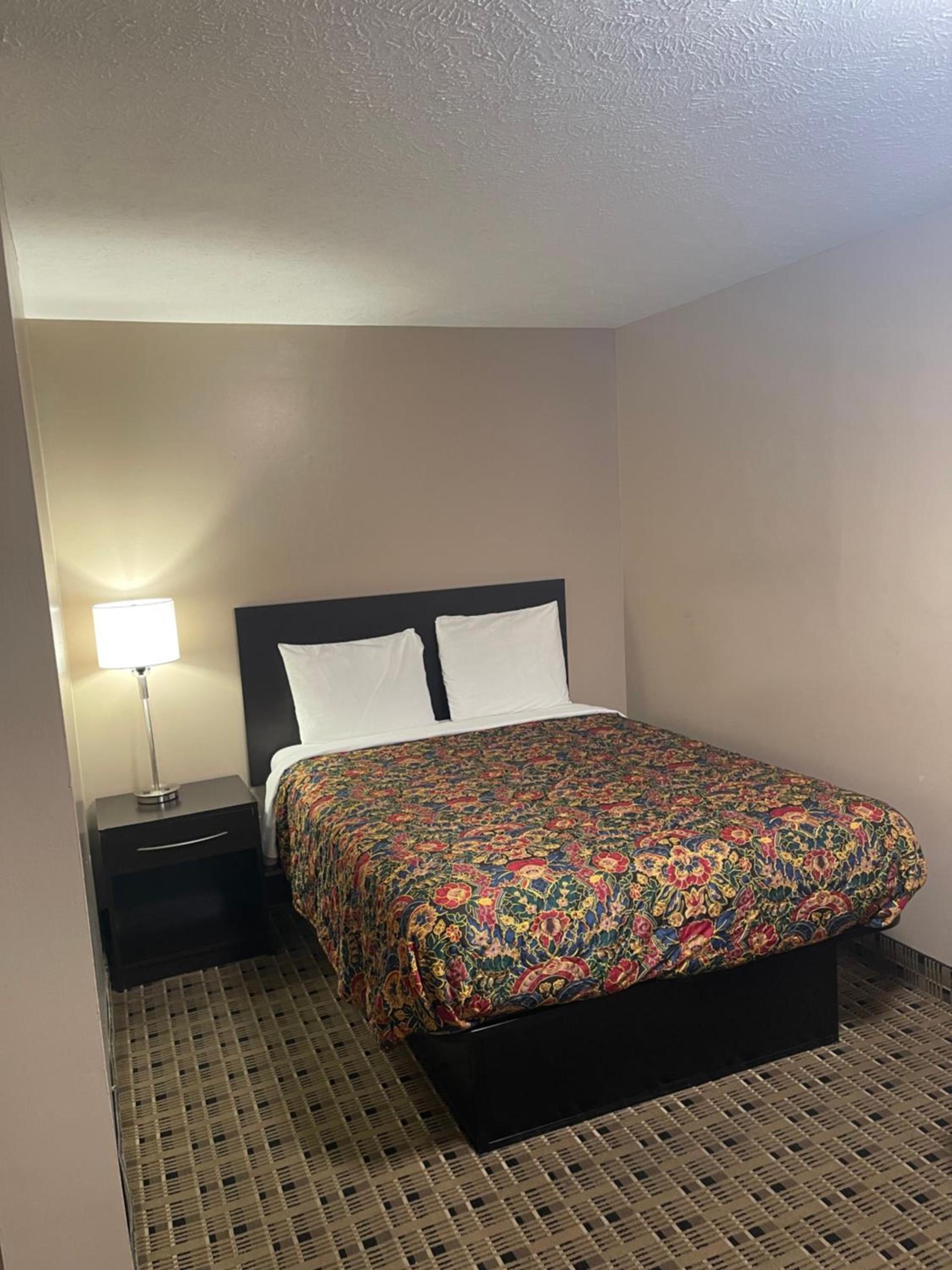Economy Inn & Suites photo 4