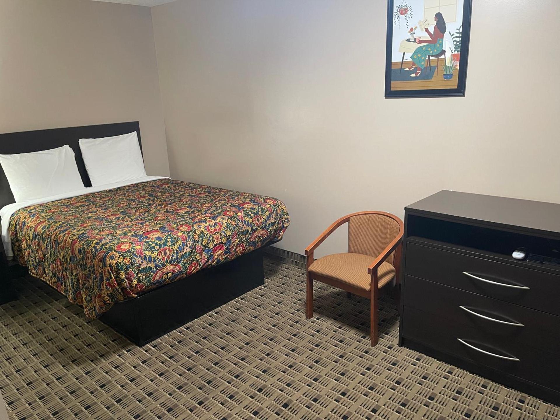 Economy Inn & Suites photo 5