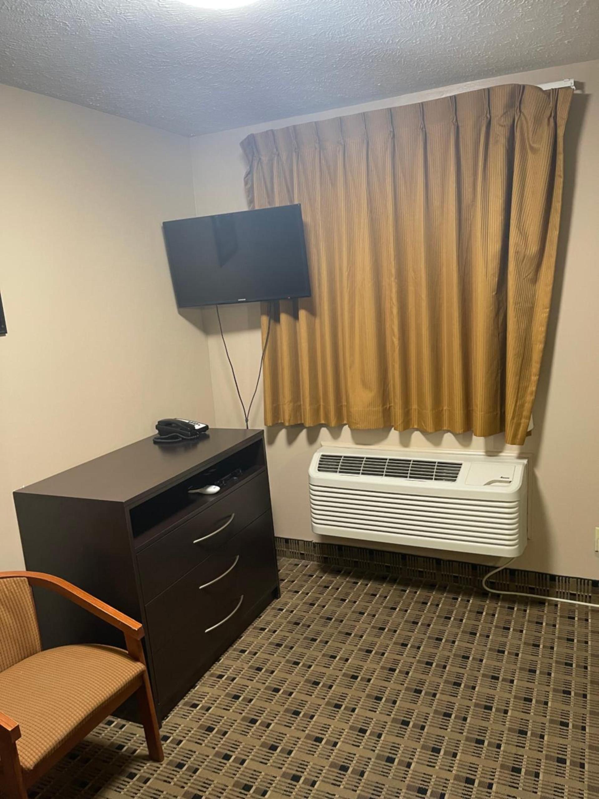 Economy Inn & Suites photo 6