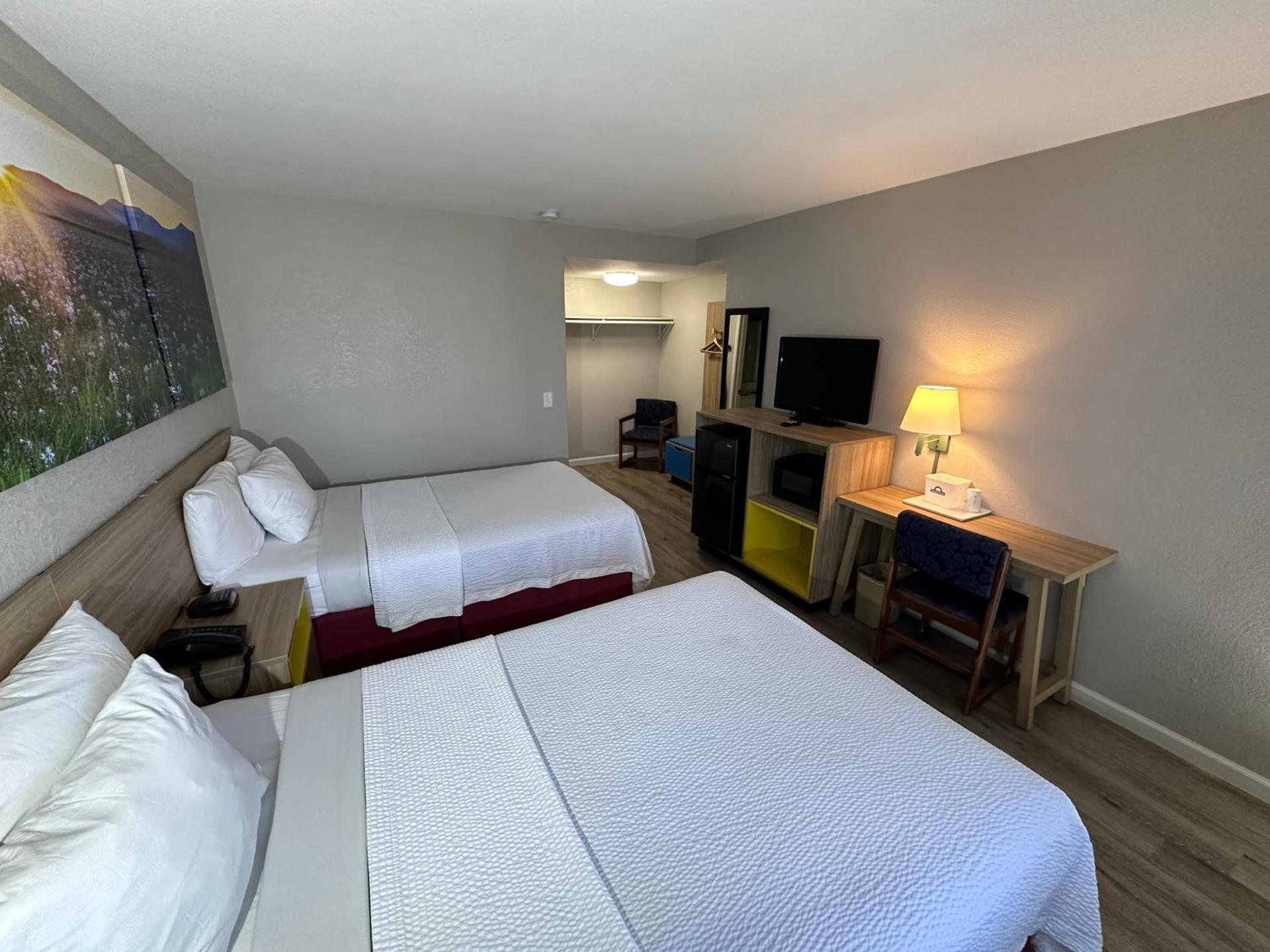 Days Inn by Wyndham San Marcos photo 6