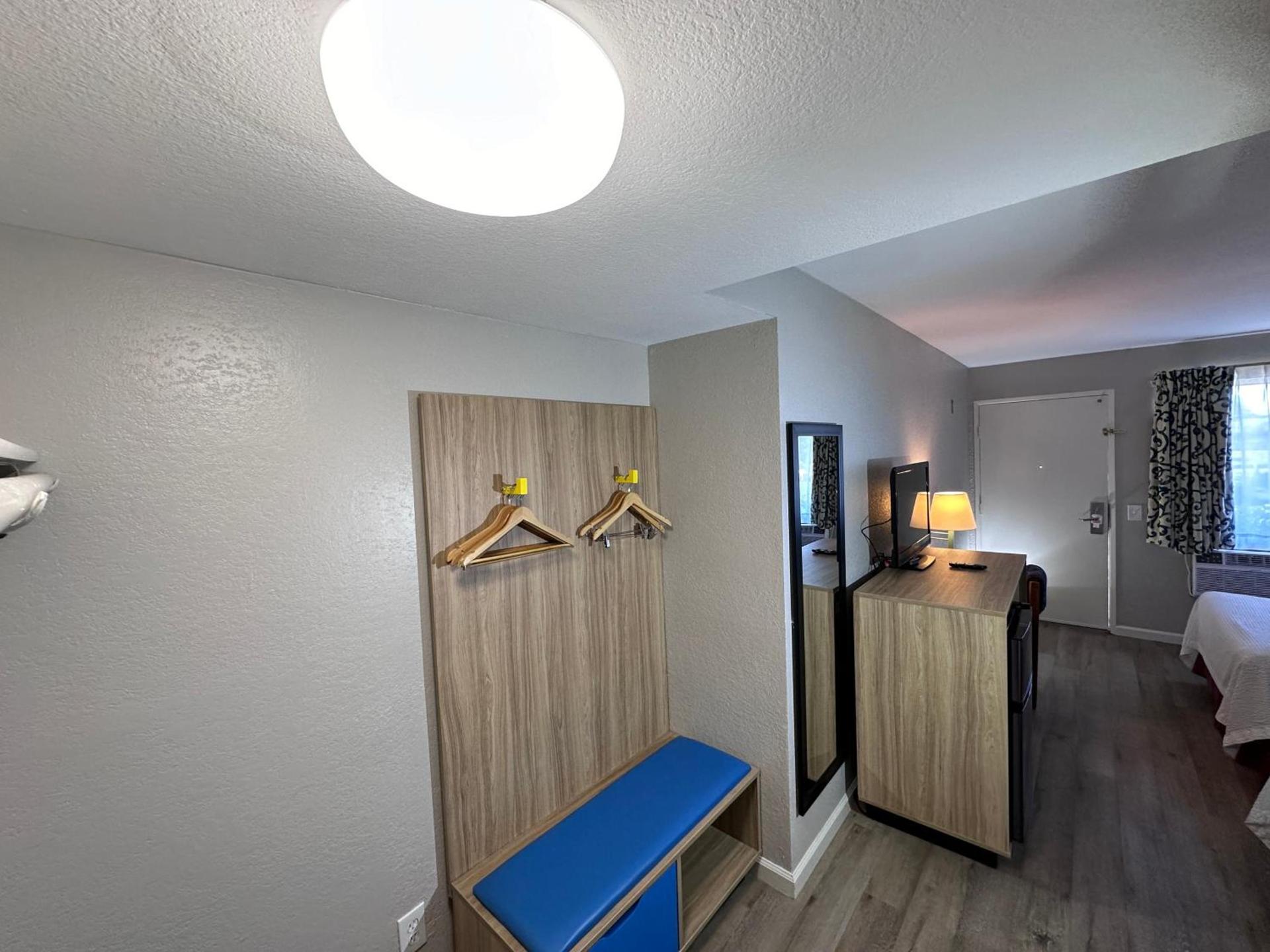Days Inn by Wyndham San Marcos photo 11