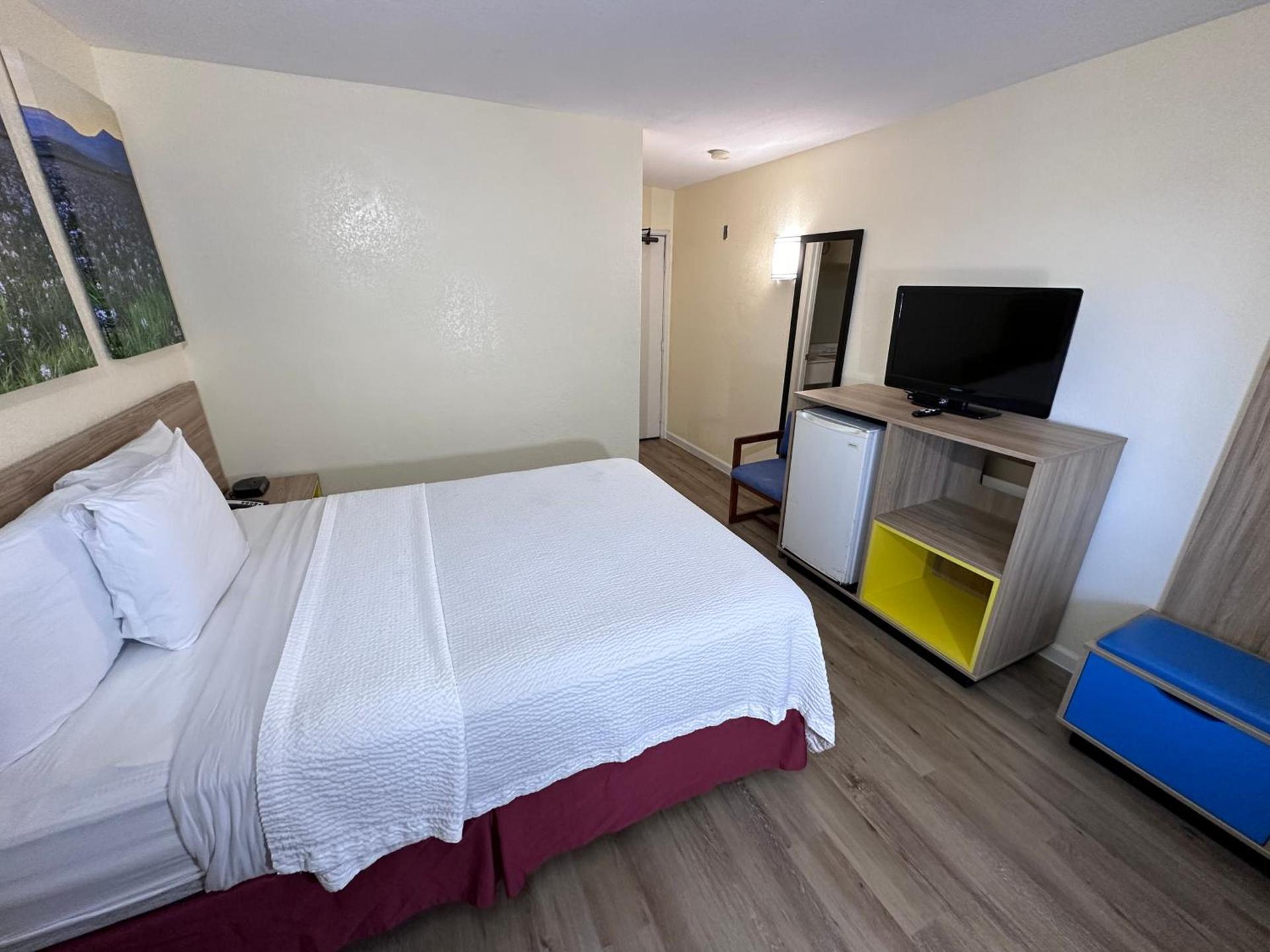 Days Inn by Wyndham San Marcos photo 12