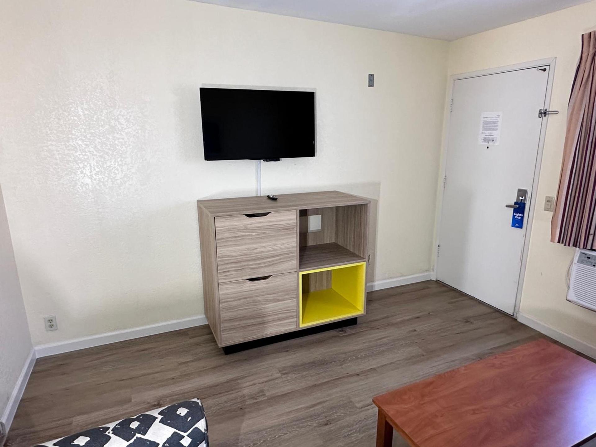 Days Inn by Wyndham San Marcos photo 13