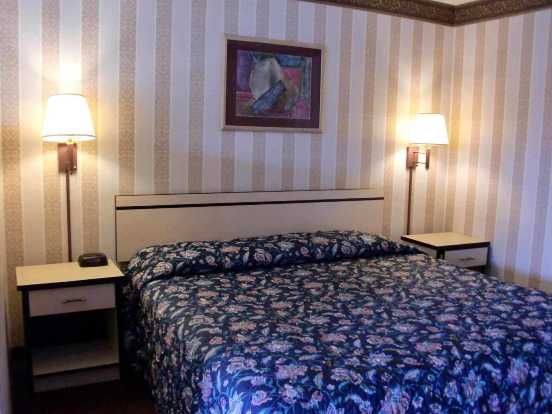 TravelStar Inn & Suites photo 13